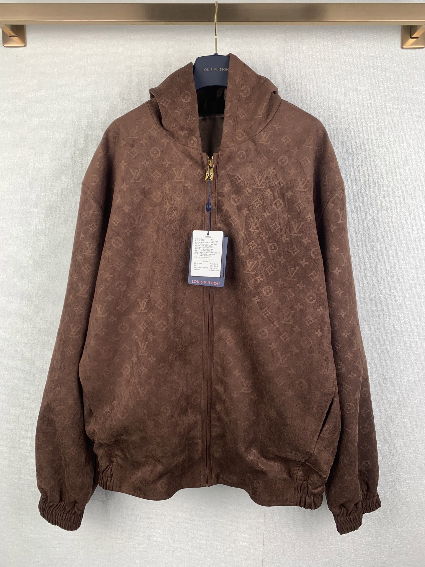 P335 LOUIS VUITTON Chaqueta con capucha para presbicia Louis LV/25ss de ante prensado en acero. Réplica original con he…