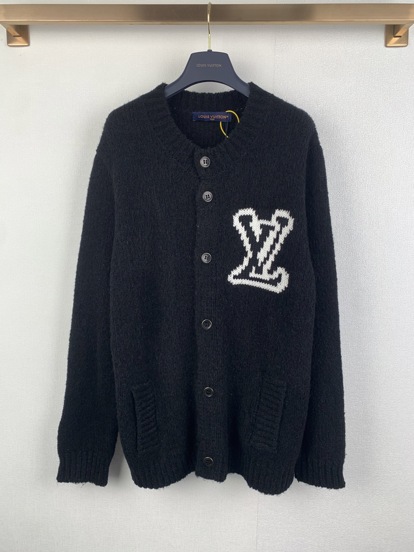 P245 LOUIS VUITTON Louis LV 26SS suéter tipo cárdigan icónico con patrón de intarsia gruesa. Auténtico 15100 comprado y…
