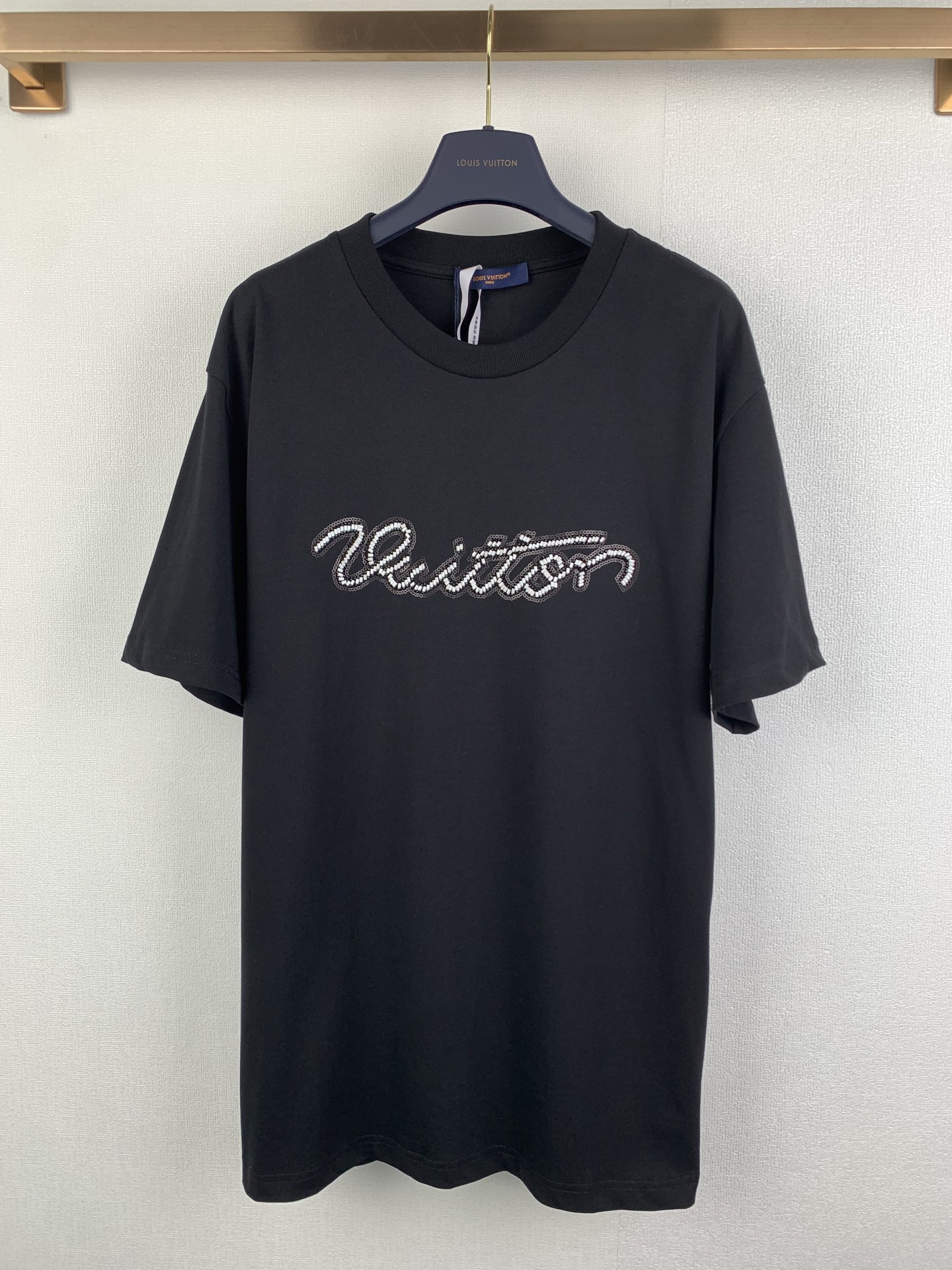 P120 LOUIS VUITTON Camiseta Louis LV 26SS de manga corta con logo de pedrería bordado en el pecho. Compra auténtica por…