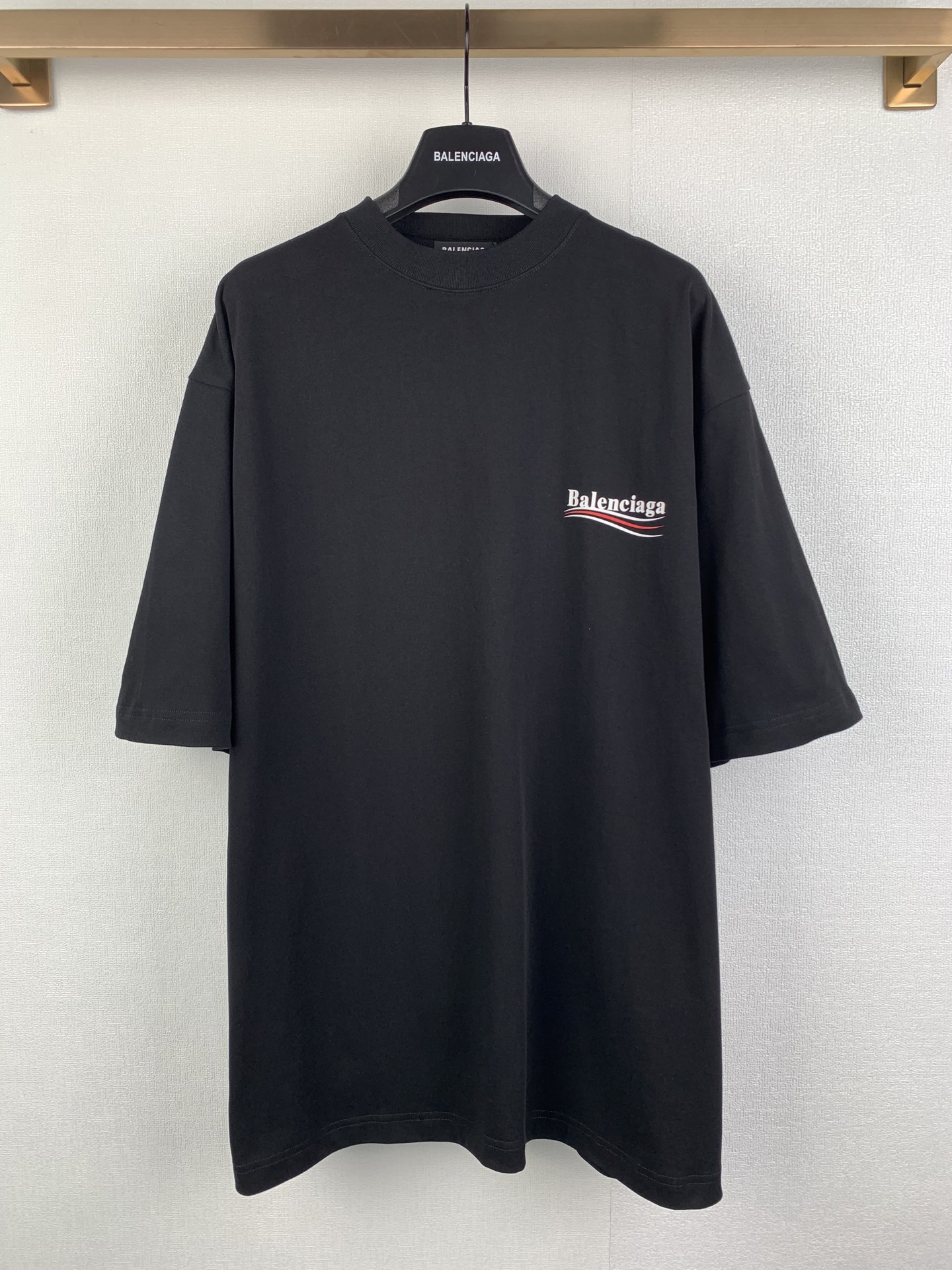 P110 （高克重）巴黎balenciaga / 经典款可乐字母短袖T恤 纯棉质织物组织结构为平纹，面料的织物表面平整细腻，质地紧密，具有良好的吸湿透气性和舒适性，能够保持干爽舒适。由于其紧密的纺纱工艺，它也具有良好的抗皱性和耐久性，适合…