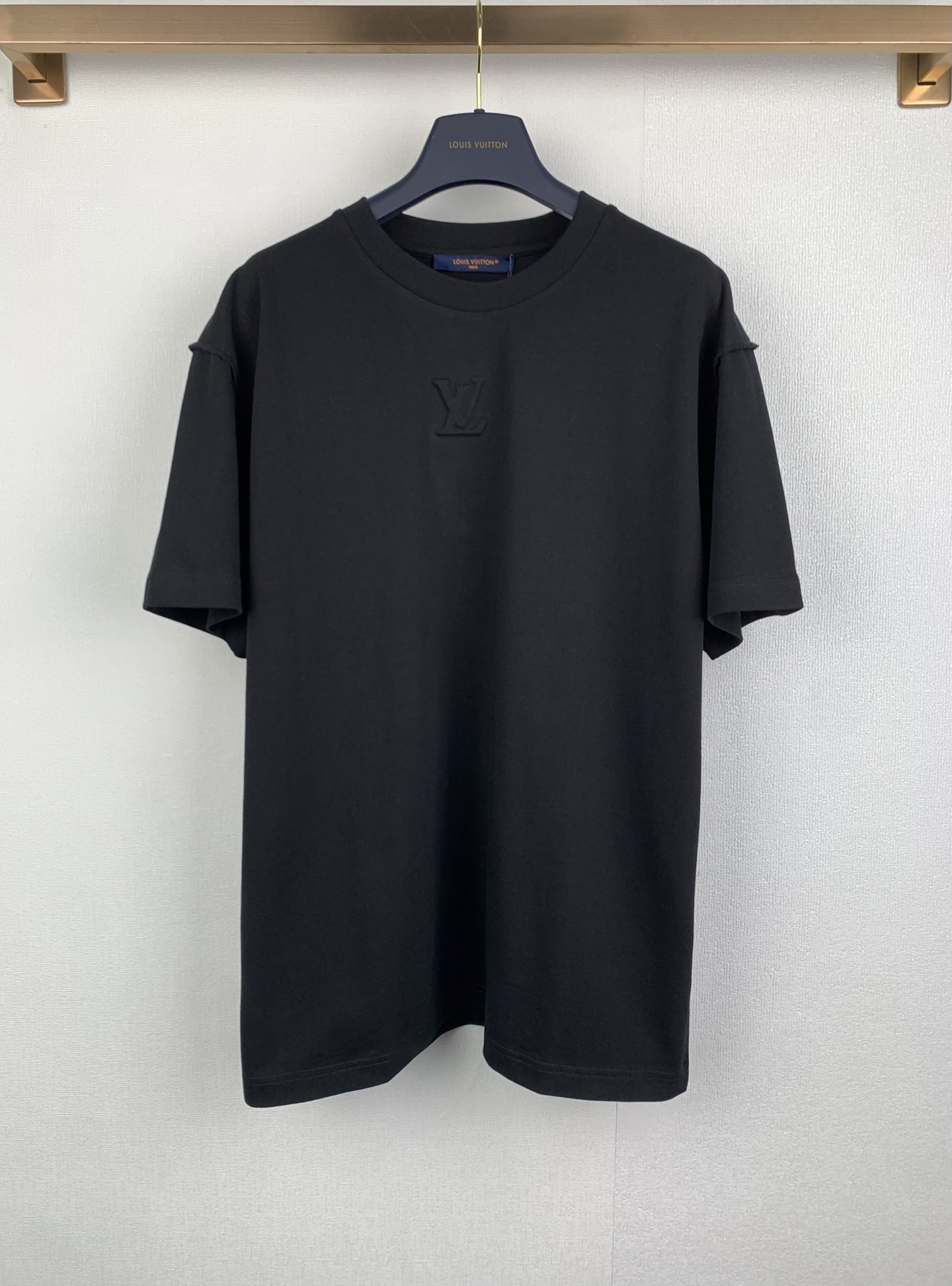 P120 LOUIS VUITTON Louis LV / Camiseta de manga corta con logo clásico en relieve Esta camiseta está confeccionada en 1…