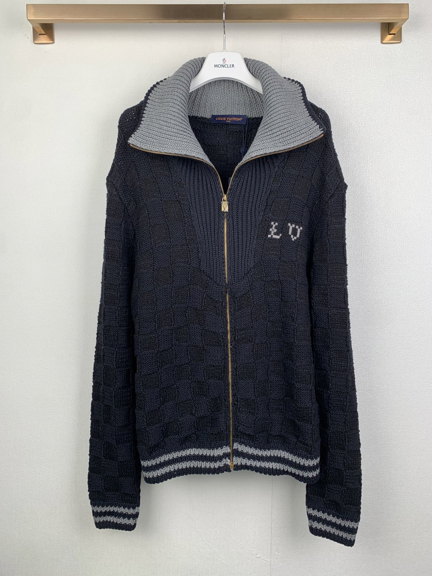 P315 LOUIS VUITTON Louis lv26SS Suéter de punto con cinturón y cuello acanalado en color en contraste Auténtico comprad…