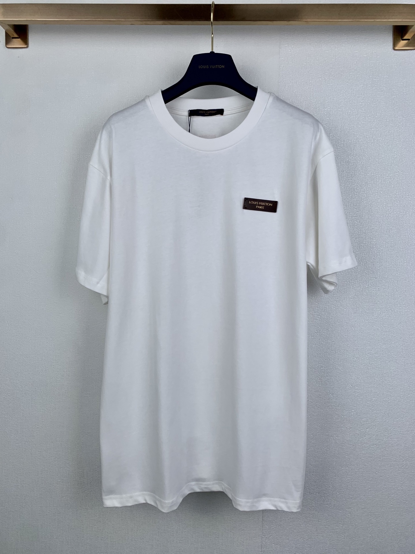 P115 LOUIS VUITTON Louis LV 26SS Camiseta sencilla con diseño de etiqueta de piel y logo. El tejido de puro algodón es …
