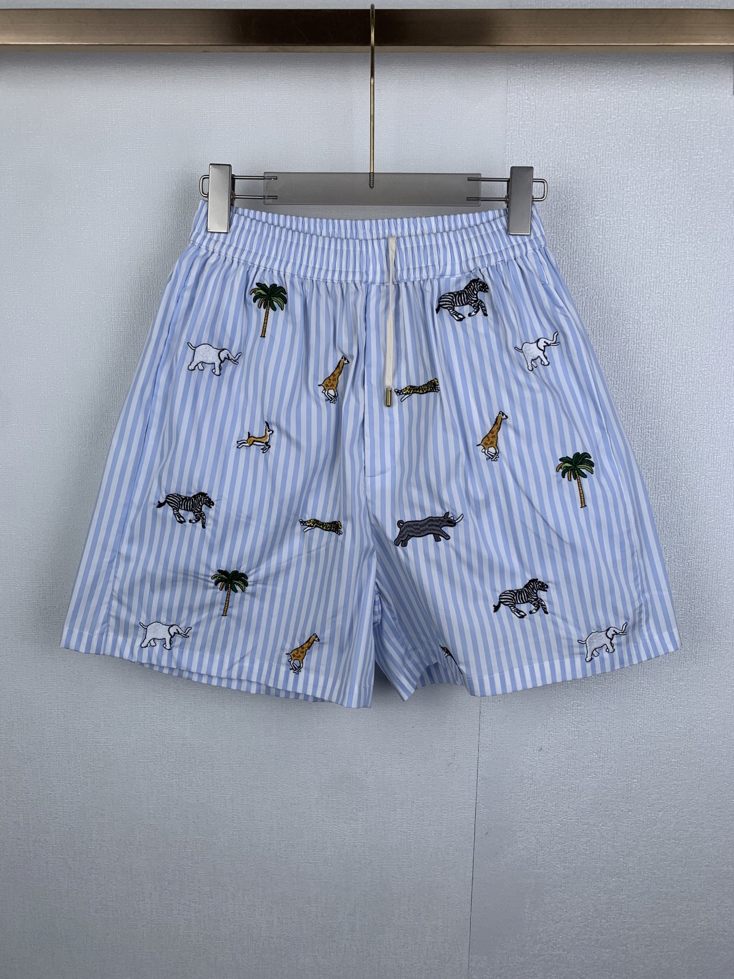 P190 LOUIS VUITTON Louis LV pantalones cortos de traje con bordado animal estilo festivo y pantalones de playa. ¡El bor…