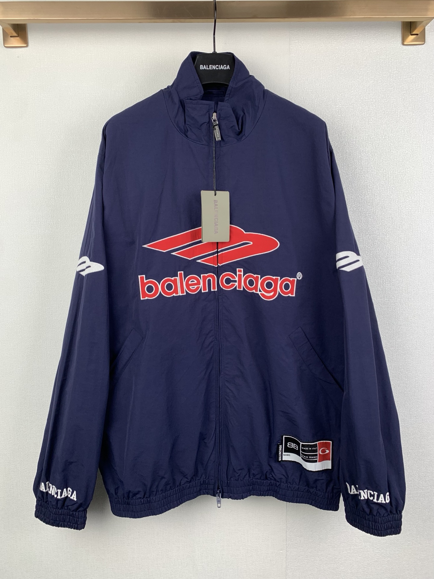 P320 Balenciaga 巴黎世家 3B足球曼联联名款外套夹克 面料选择： 采用50%棉+50%锦纶科技府绸，赋予夹克轻盈挺括的质感与卓越的透气性，适应高强度运动需求。面料经特殊工艺处理，抗皱耐磨，同时保持柔软亲肤的穿着体验，模糊功…
