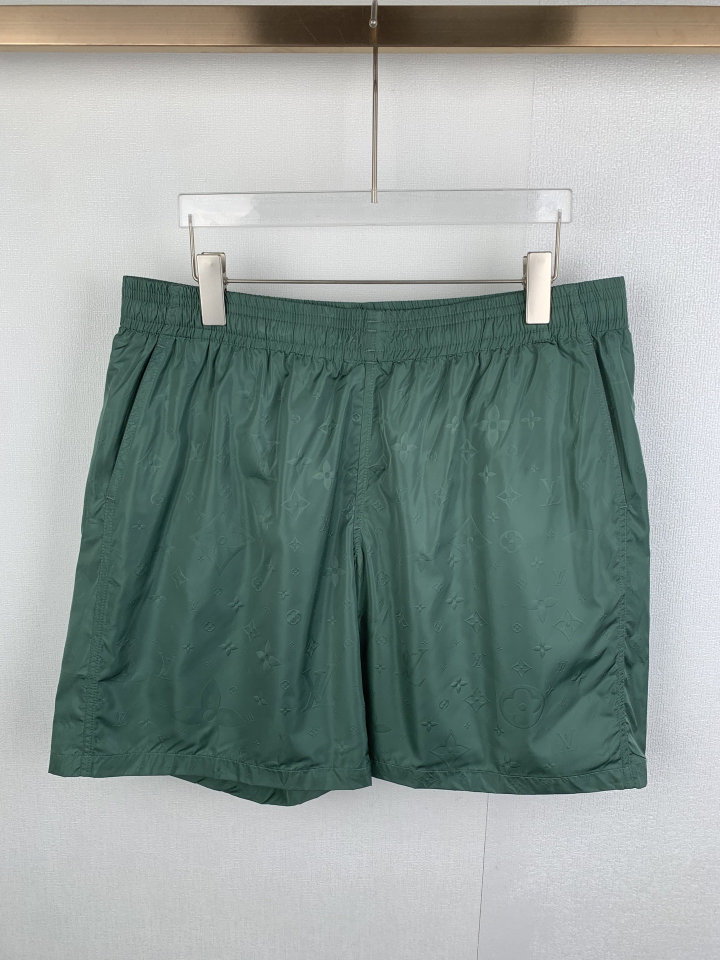 P135 LOUIS VUITTON Louis LV 26SS pantalones cortos de playa con patrón oscuro en relieve ultrasónico completamente impr…
