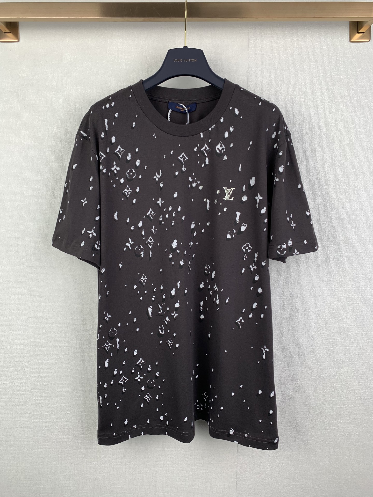 P120 LOUIS VUITTON Louis LV 26SS Camiseta de manga corta con diamantes y letras estampadas con pegamento. Auténtico 104…