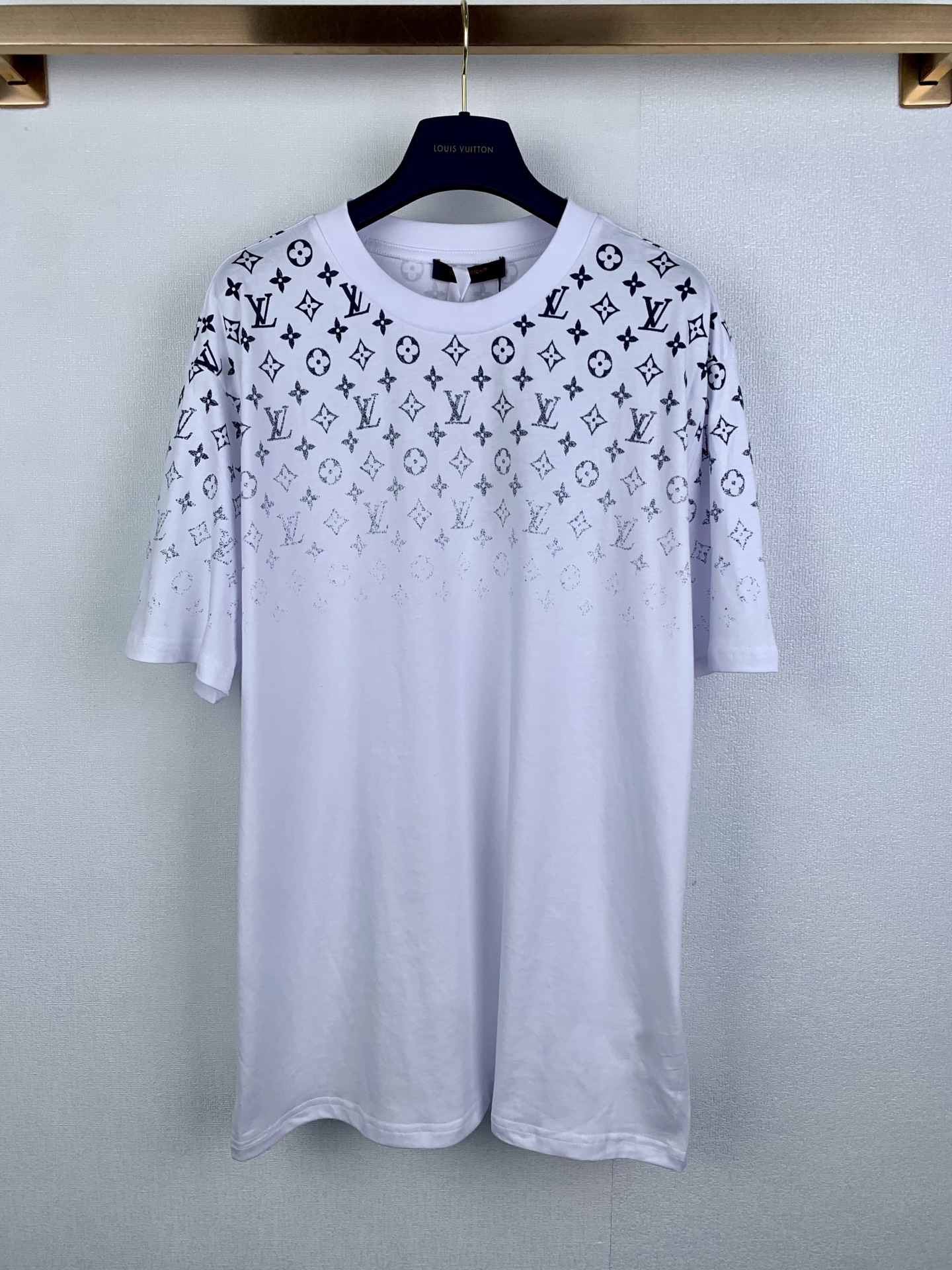 P105 LOUIS VUITTON Camiseta Louis LV clásica de algodón degradado con cuello redondo y manga corta. Compra y desarrollo…