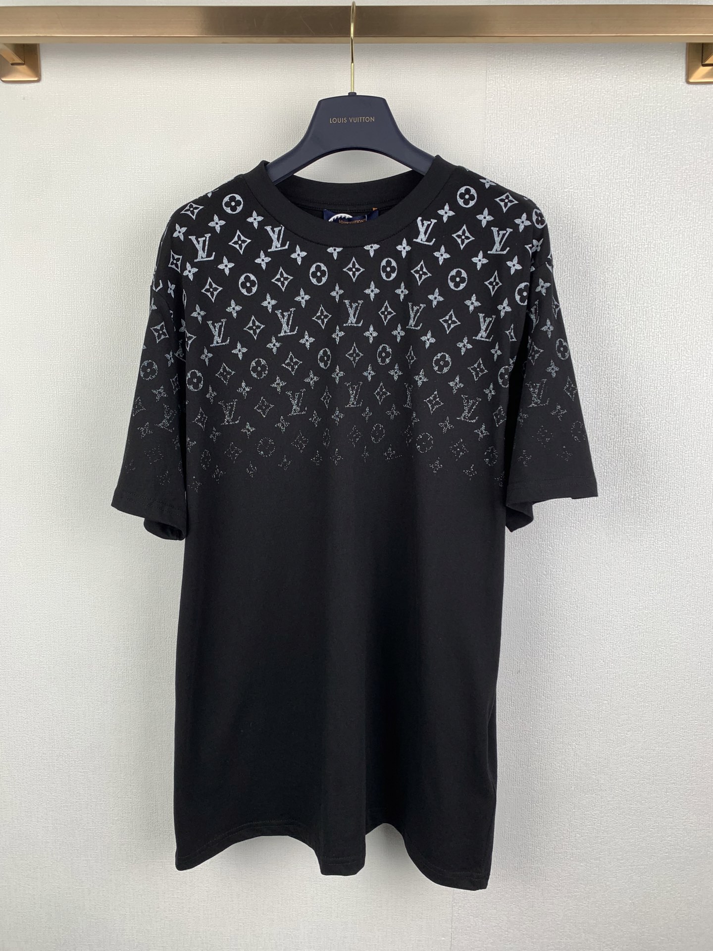 P105 LOUIS VUITTON Camiseta Louis LV clásica de algodón degradado con cuello redondo y manga corta. Compra y desarrollo…