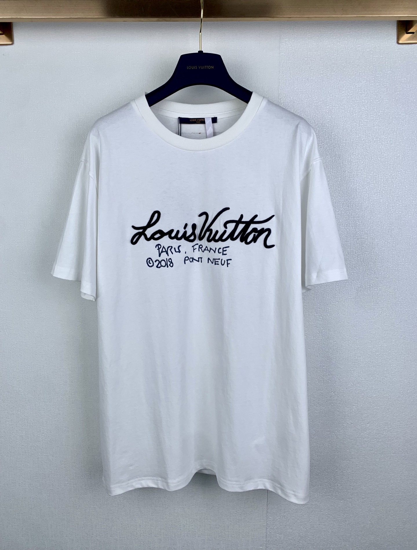 P110 LOUIS VUITTON Camiseta de manga corta bordada con estampado clásico Louis LV, comprada por 6999, 16 telas de algod…