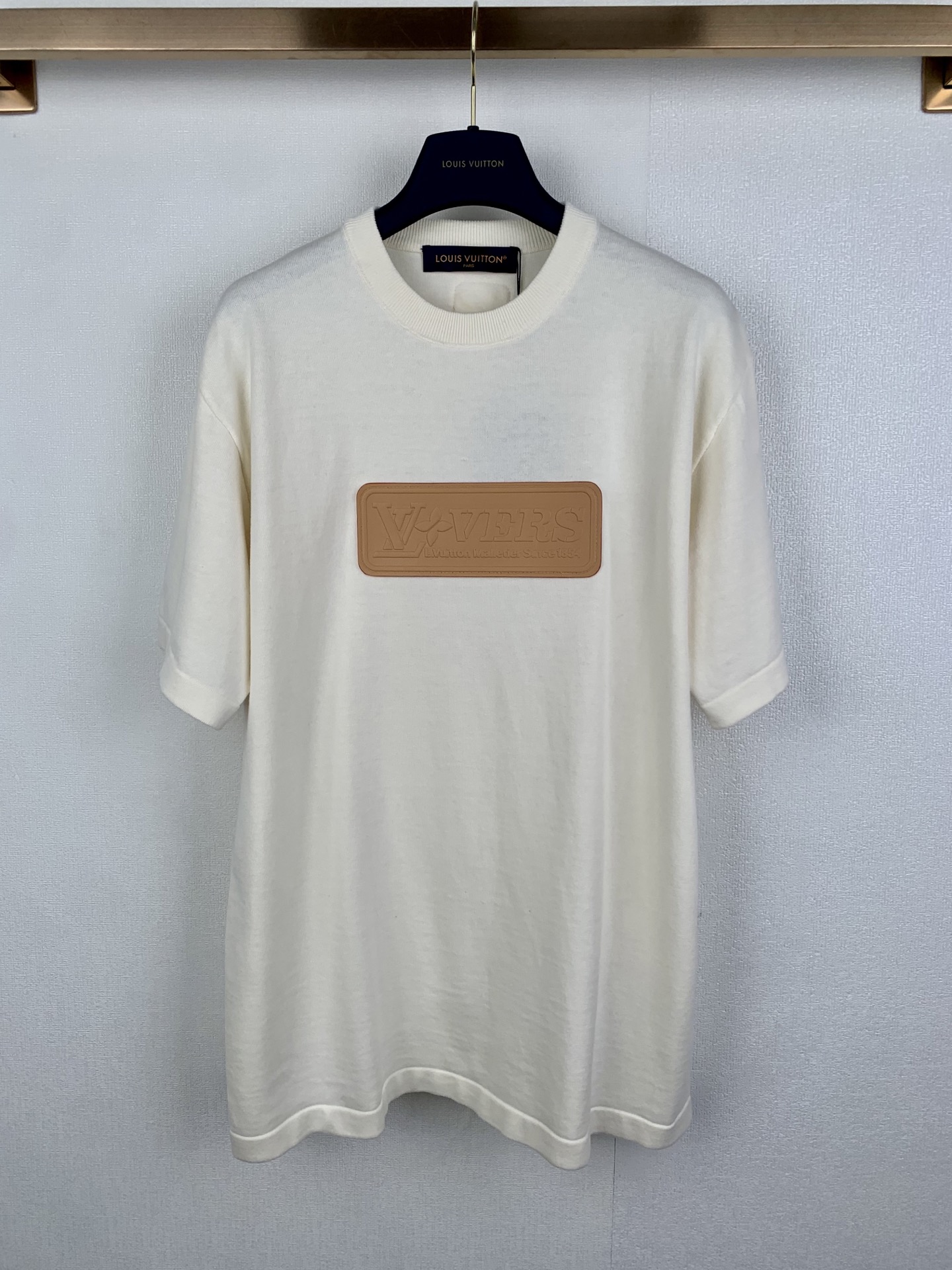 P175 LOUIS VUITTON Camisa de cuello redondo y manga corta de algodón con parche Louis LV 26SS. Auténtico 9350 comprado …