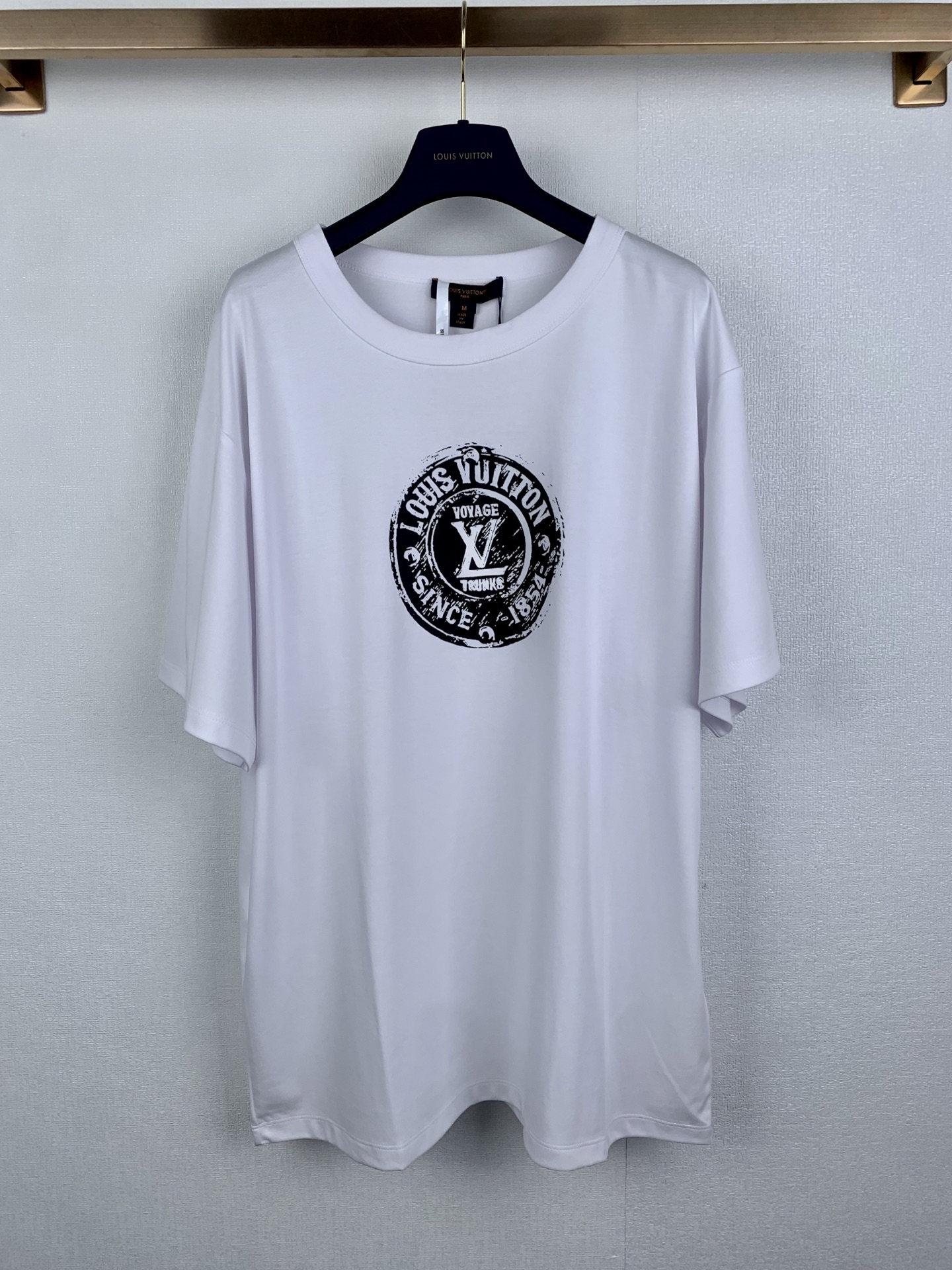 P110 LOUIS VUITTON Camiseta de manga corta y cuello redondo de punto de algodón estampado Louis LV 26SS. Auténtico 7050…