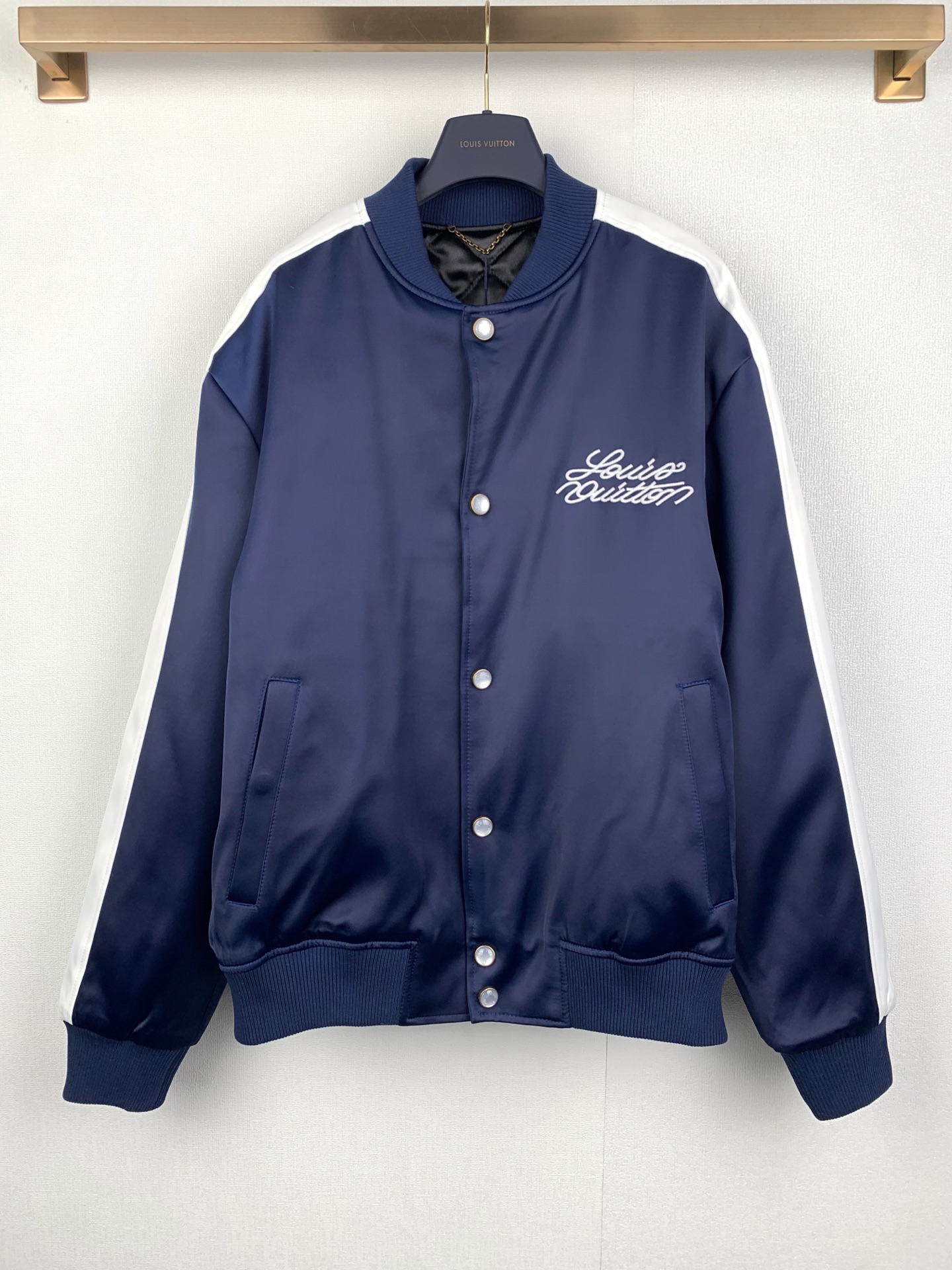 P320 LOUIS VUITTON Louis LV / Año del Caballo Chaqueta de béisbol con botonadura sencilla bordada de edición limitada. …