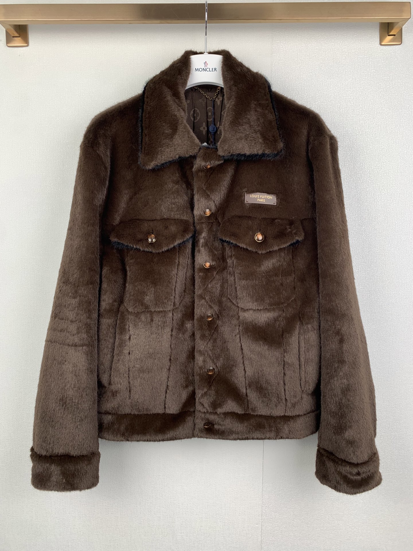 P460 LOUIS VUITTON Louis LV /26ss Insignia de etiqueta de cuero de color sólido La piel de cuello puntiagudo de manga l…