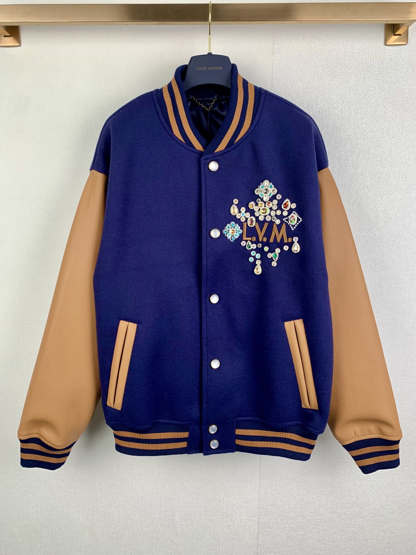 P310 LOUIS VUITTON Louis LV 26ss Uniforme de béisbol de edición limitada del Año del Caballo con incrustaciones de diam…