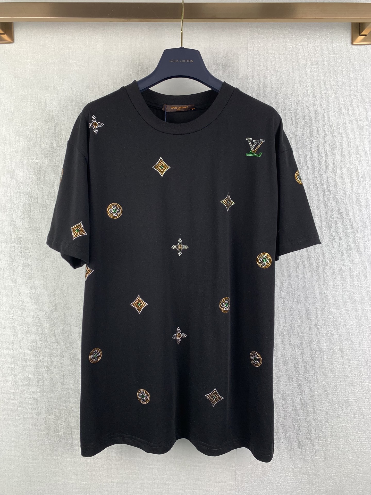 P125 LOUIS VUITTON Camiseta de manga corta con logo de presbicia Louis Louis Vuitton. Esta camisa negra de manga corta …