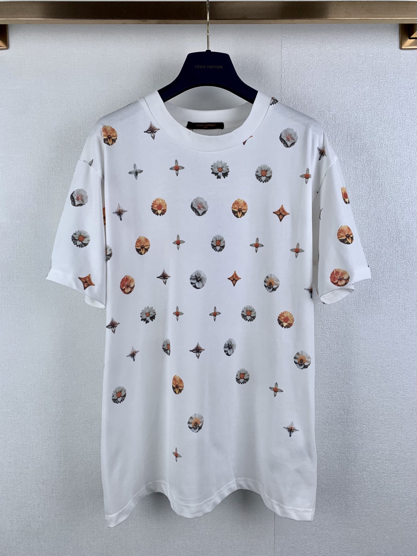 P130 LOUIS VUITTON Camiseta de manga corta con estampado de margaritas para presbicia Louis LV Esta camiseta de manga c…
