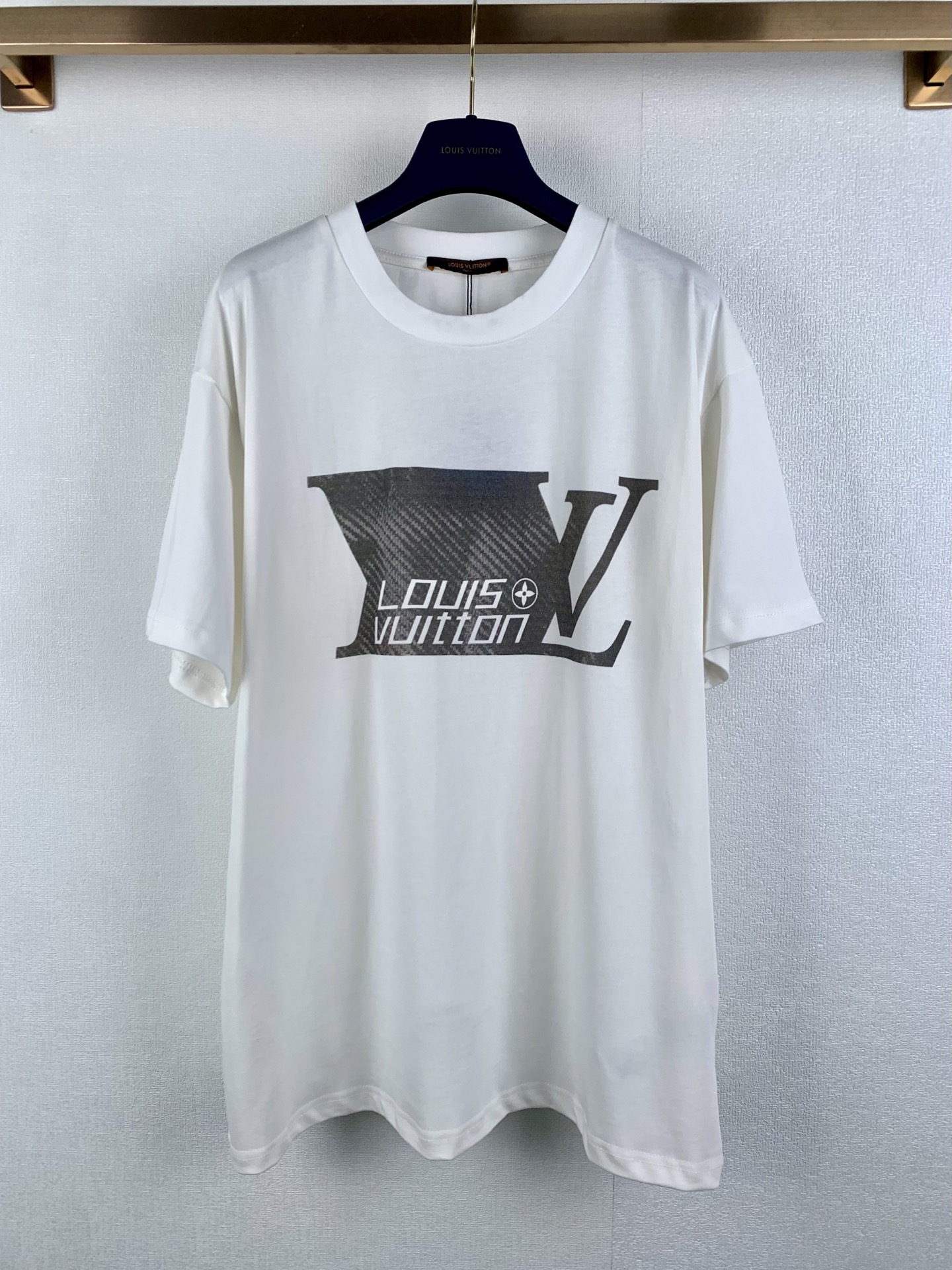 P125 LOUIS VUITTON Camiseta de manga corta con logo LV estampado cápsula Louis LV Esta camiseta blanca de manga corta e…