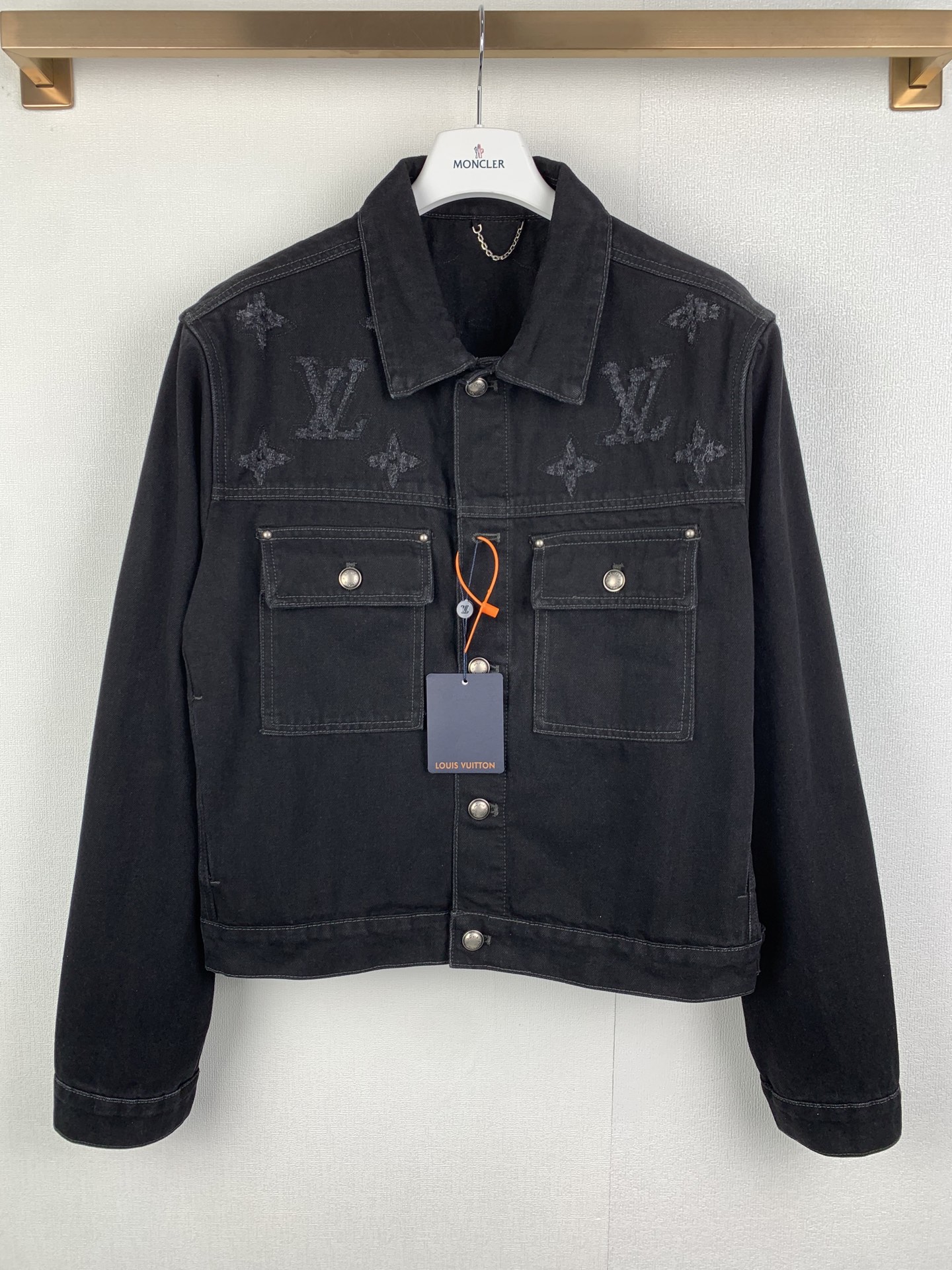 P305 LOUIS VUITTON / Chaqueta vaquera lavada con agujeros. Denim de algodón personalizado de lujo, grueso y tridimensio…