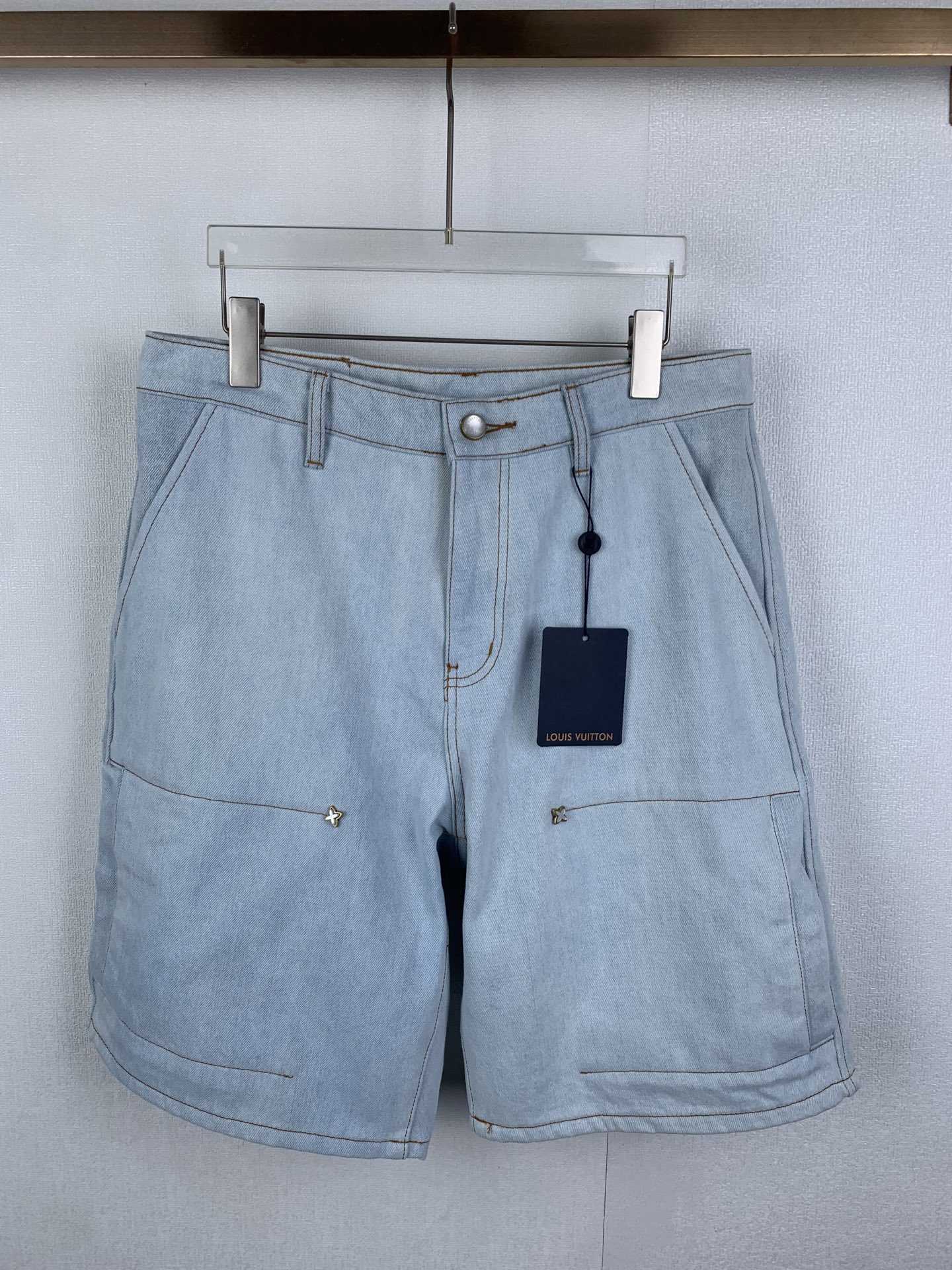 P235 LOUIS VUITTON / Pantalones cortos de trabajo vaqueros con logo bordado. Estos pantalones cortos de trabajo están h…