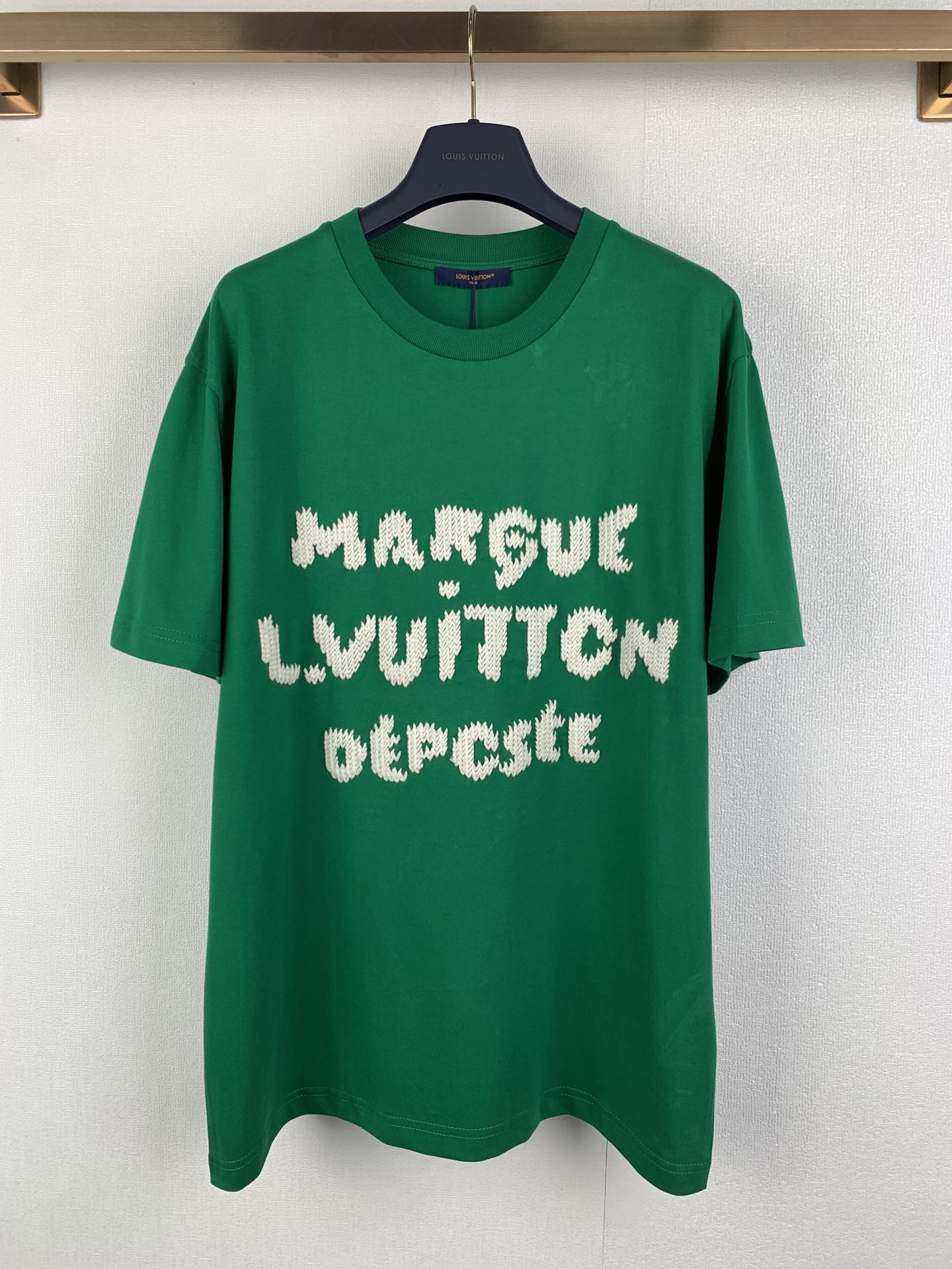 P120 LOUIS VUITTON Louis LV / Camiseta de cuello redondo con logo bordado en hilo de lana. El cuerpo de esta camiseta d…