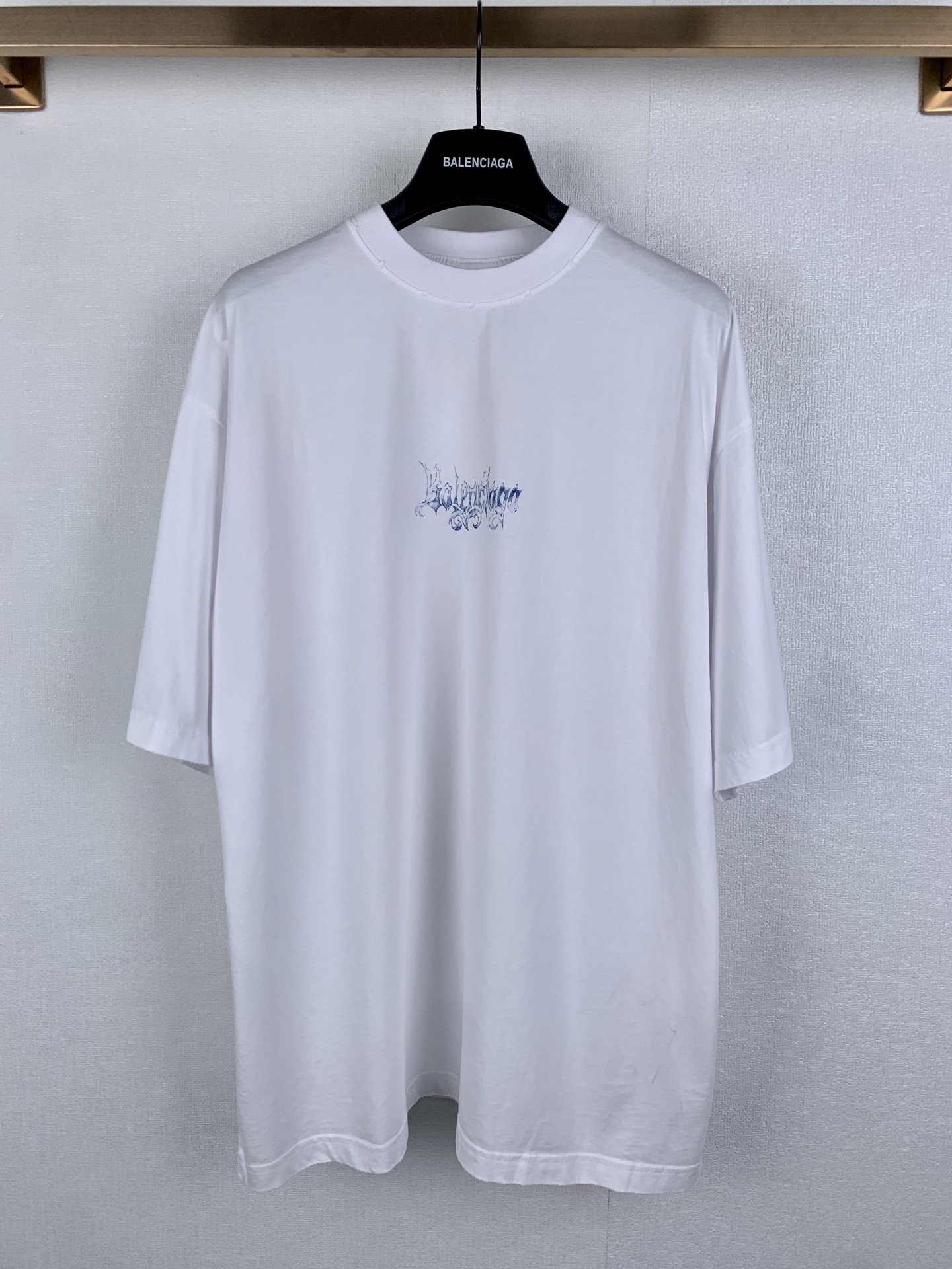 P130 BALENCIAGA/París / Camiseta de manga corta holgada con estampado artístico de letras góticas. Esta camiseta utiliz…