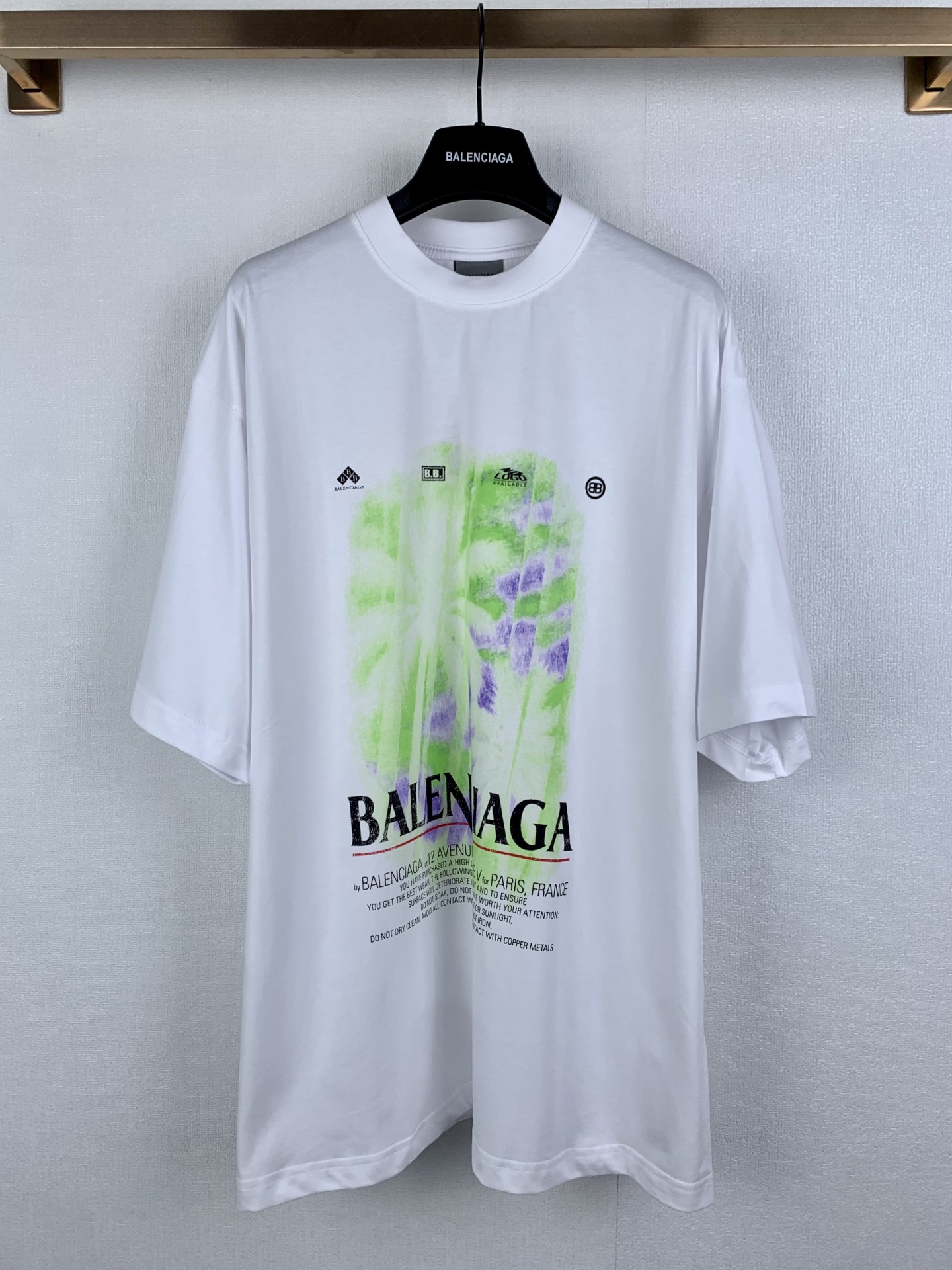 P120 BALENCIAGA/巴黎世家 / Camiseta de manga corta con estampado de cocoteros de verano y letras Esta camiseta utiliza teji…