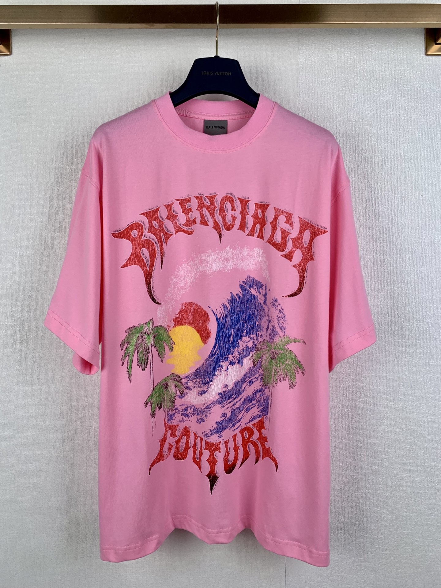 P125 BALENCIAGA París / Camiseta de manga corta holgada de olas de mar y cocoteros de verano. Esta camiseta utiliza tel…