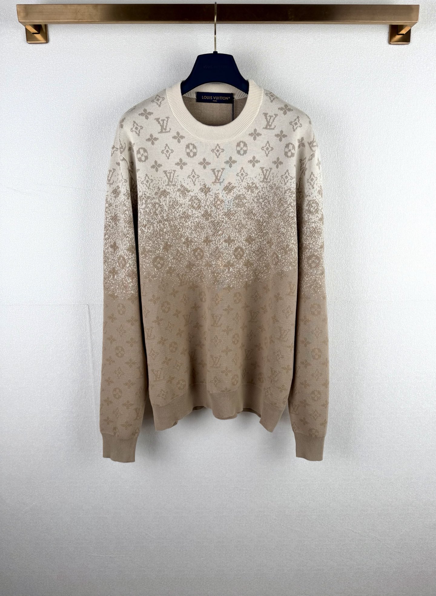 P195 LOUIS VUITTON 26SS suéter de punto de cuello redondo de manga larga con estampado degradado MONOGRAM, comprado ori…