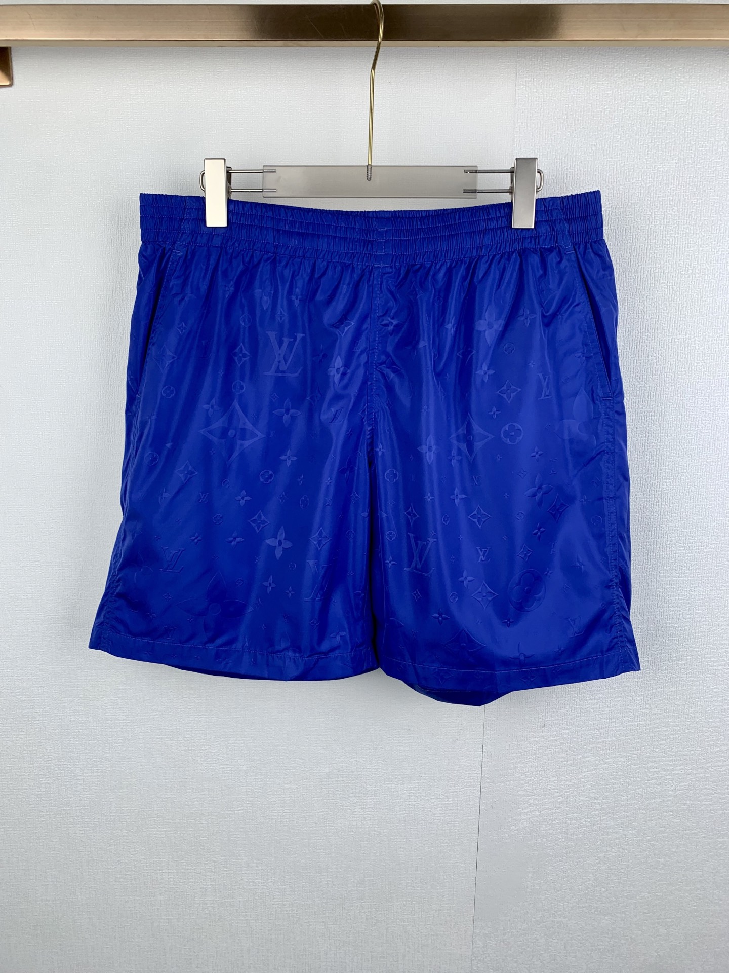 P130 LOUIS VUITTON 路易 LV 26SS Shorts de playa con estampado completo y gofrado ultrasónico oscuro 【Nueve colores opcion…