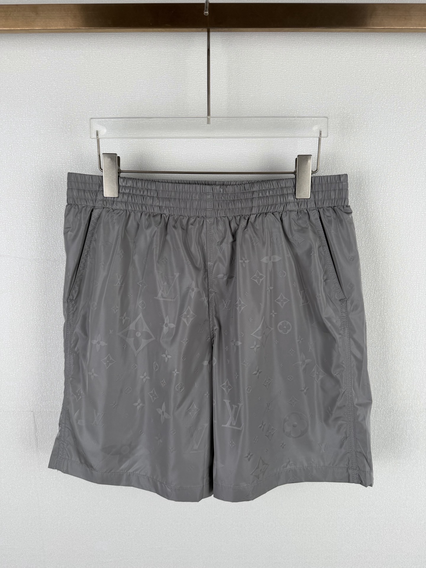 P130 LOUIS VUITTON 路易 LV 26SS Shorts de playa con estampado completo y gofrado ultrasónico oscuro 【Nueve colores opcion…