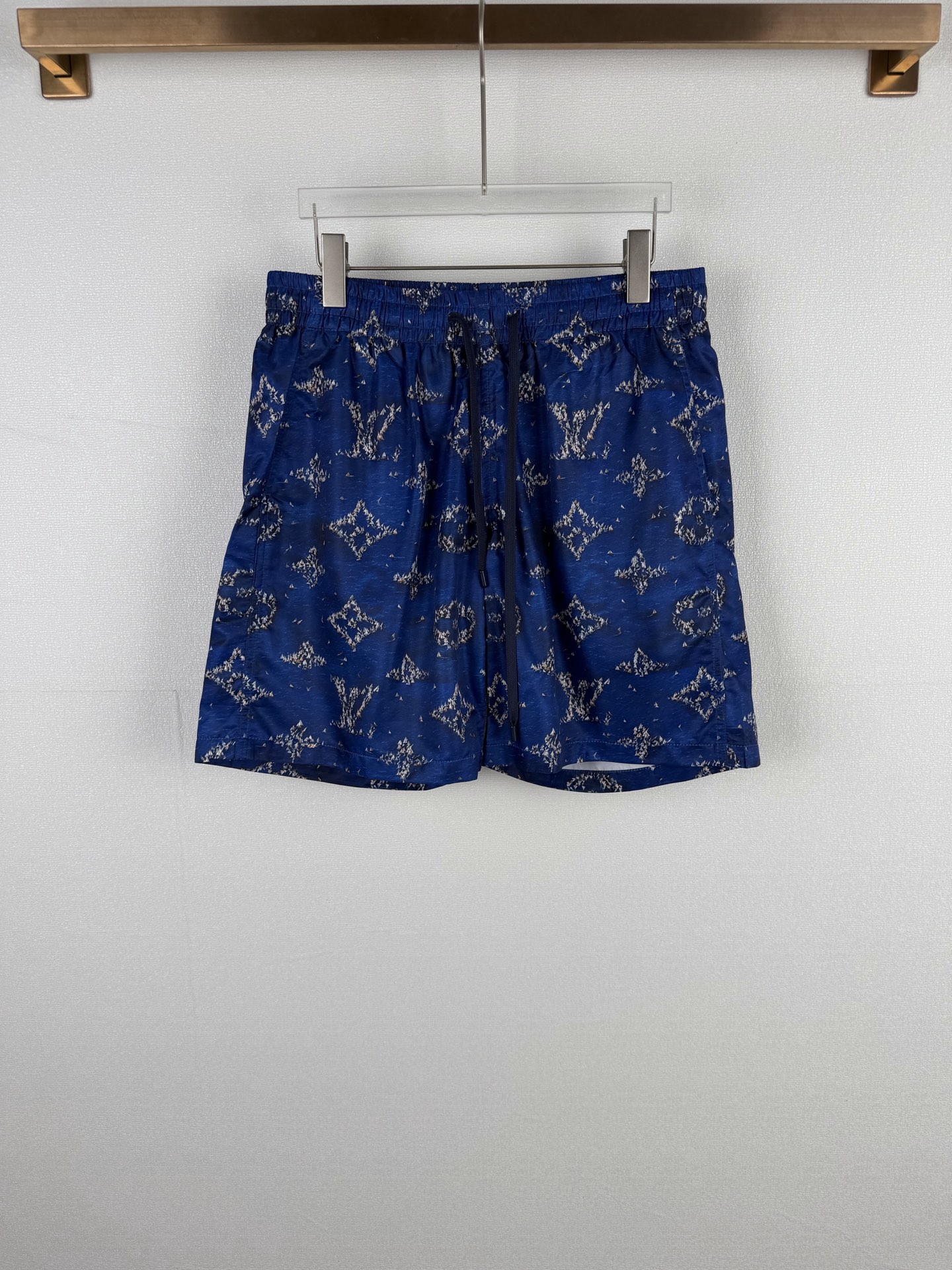 P120 LOUIS VUITTON 路易 LV 26SS满印logo速干沙滩裤短裤 透气舒适 质感十足 抽绳设计 采用复合定制面料。凸显品牌格调 呈现显瘦视觉效果 以帆船为主体勾勒组合成标志性字母徽标 品牌自带的时尚感立现 随心打造时髦…