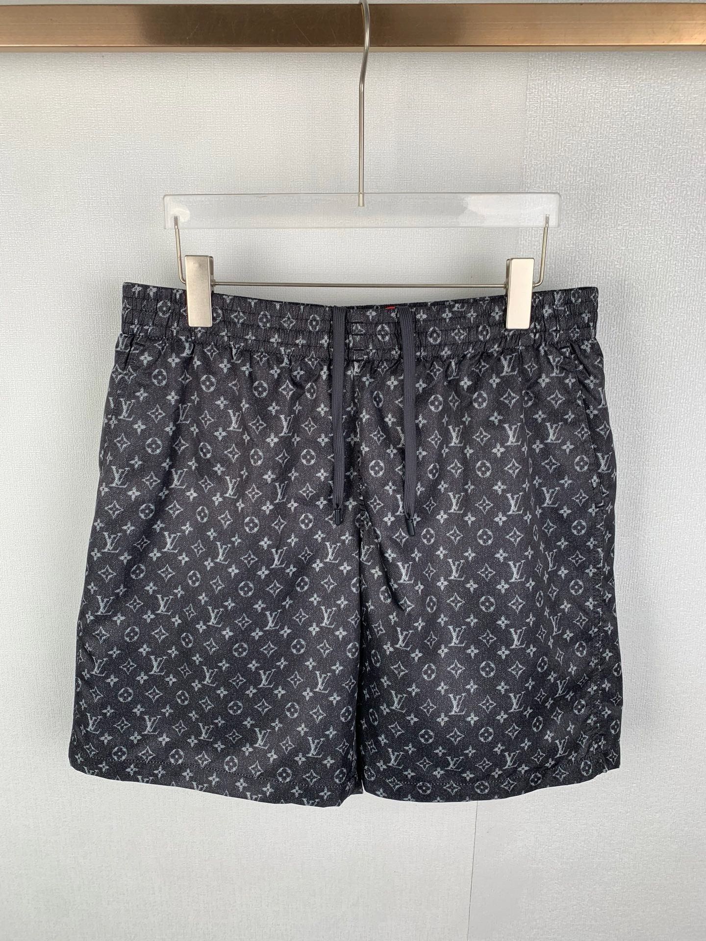 P125 LOUIS VUITTON 路易 LV Monogram满印老花休闲短裤 经典老花满印，品牌辨识度超高!聚酯纤维材质，轻盈透气，夏天穿超舒服，松紧腰设计，适合多种身材，日常休闲或度假都能轻松驾驭，搭配简约上衣或同系列单品，轻松g…