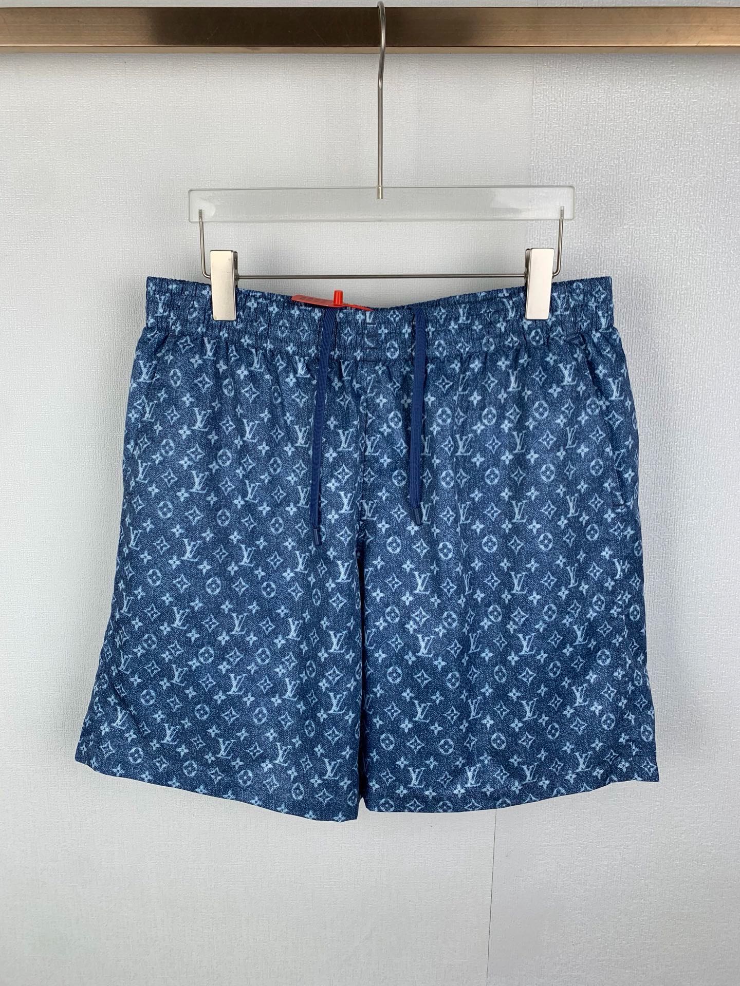 P125 LOUIS VUITTON 路易 LV Monogram满印老花休闲短裤 经典老花满印，品牌辨识度超高!聚酯纤维材质，轻盈透气，夏天穿超舒服，松紧腰设计，适合多种身材，日常休闲或度假都能轻松驾驭，搭配简约上衣或同系列单品，轻松g…
