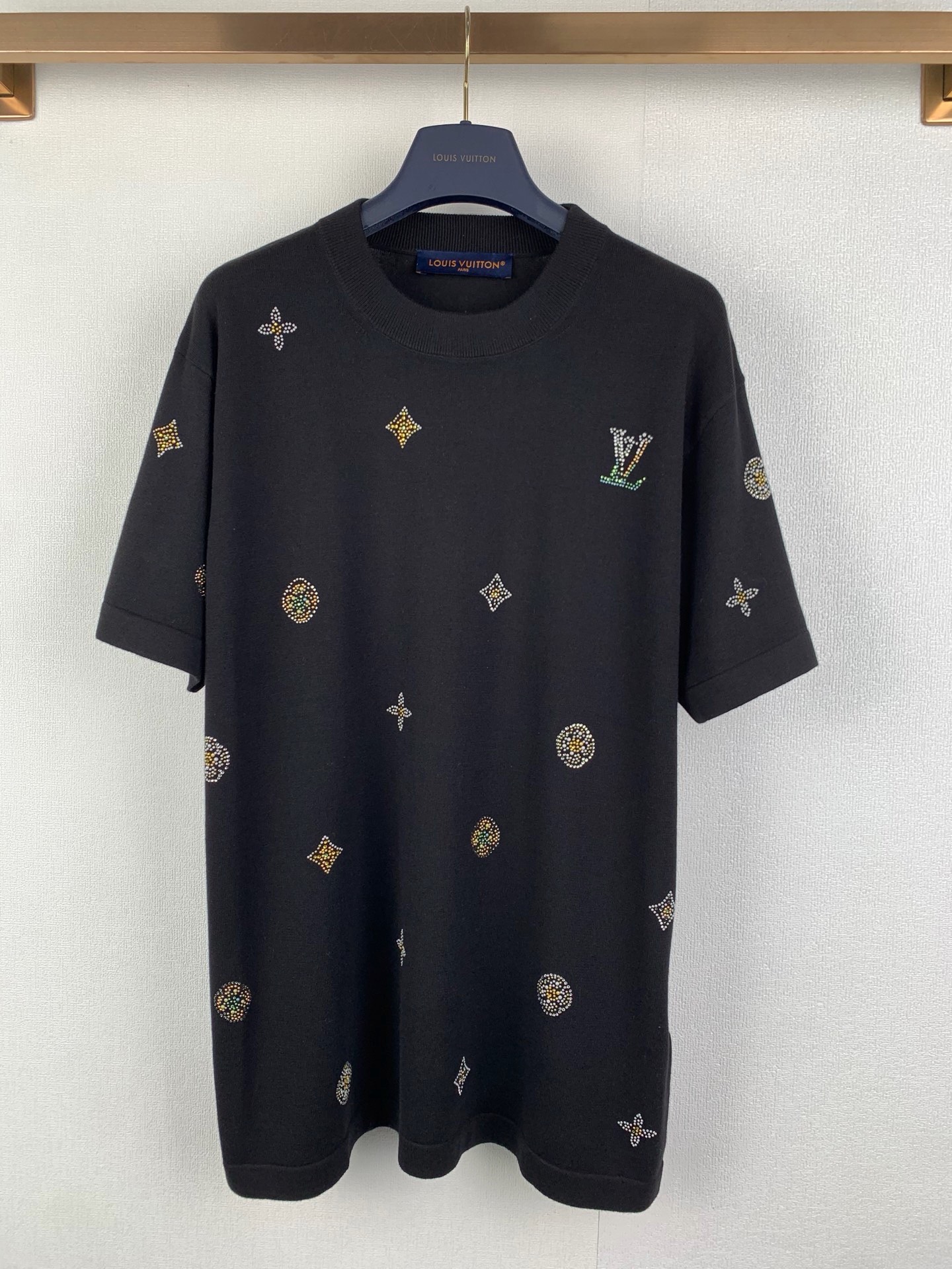 P200 LOUIS VUITTON26SS 花卉烫钻毛织短袖针织衫 原版16,499购入开发，面料采用甄选高支精梳棉面料，经预缩与抗起球处理，触感柔软亲肤且透气吸汗，久穿不易变形。圆领采用双股线包边罗纹工艺，贴合颈部线条且不易松垮变形，…