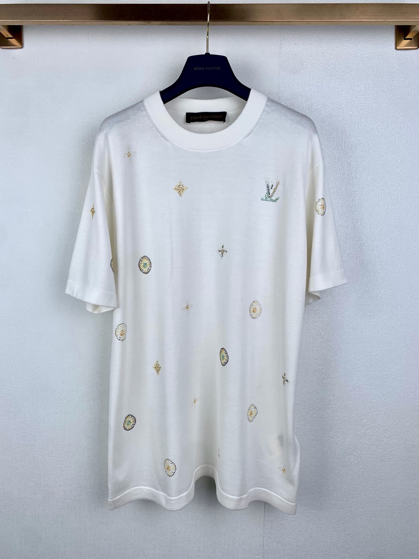 P200 LOUIS VUITTON26SS 花卉烫钻毛织短袖针织衫 原版16,499购入开发，面料采用甄选高支精梳棉面料，经预缩与抗起球处理，触感柔软亲肤且透气吸汗，久穿不易变形。圆领采用双股线包边罗纹工艺，贴合颈部线条且不易松垮变形，…