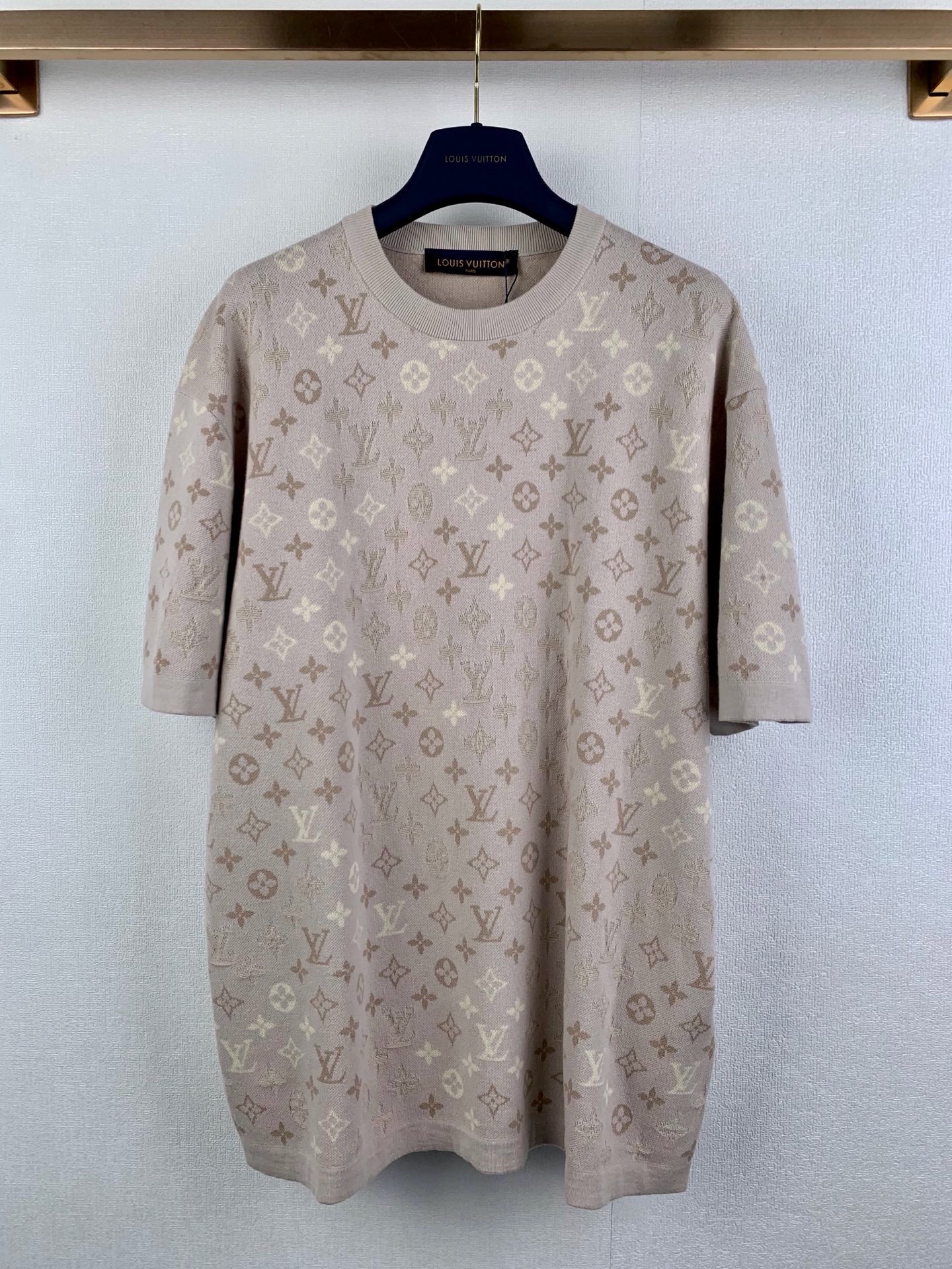 P160 LOUIS VUITTON 字母渐变提花短袖 原版购入开发, 面料：全棉面料,工艺：针织提花制作颜色：浅杏色版型：合身版型 ,克重：约405克 描述：采用高支棉混纺针织工艺，衣身以嵌花提花技术满幅呈现品牌标志性，通过杏色、浅米、…