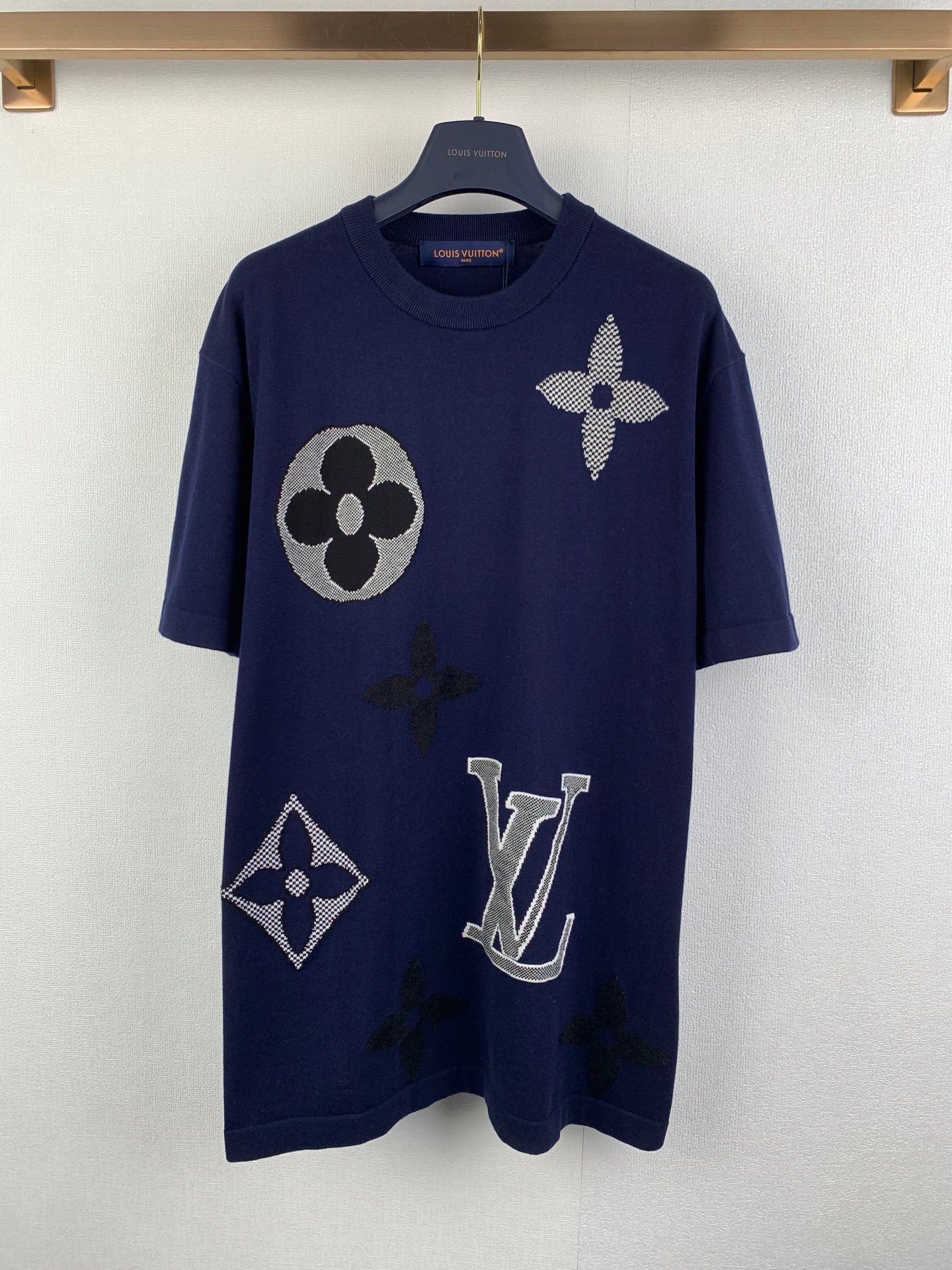 P160 LOUIS VUITTON 25ss新款MONOGRAM 短袖针织圆领衫 本款短袖圆领衫为棉质混纺衣身渲染浓郁色调，并点缀嵌花图案、大号 LV 字母与 Monogram 花卉。撞色设计与缝线变化彰显品牌精湛工艺。瞩目标识元素可为…