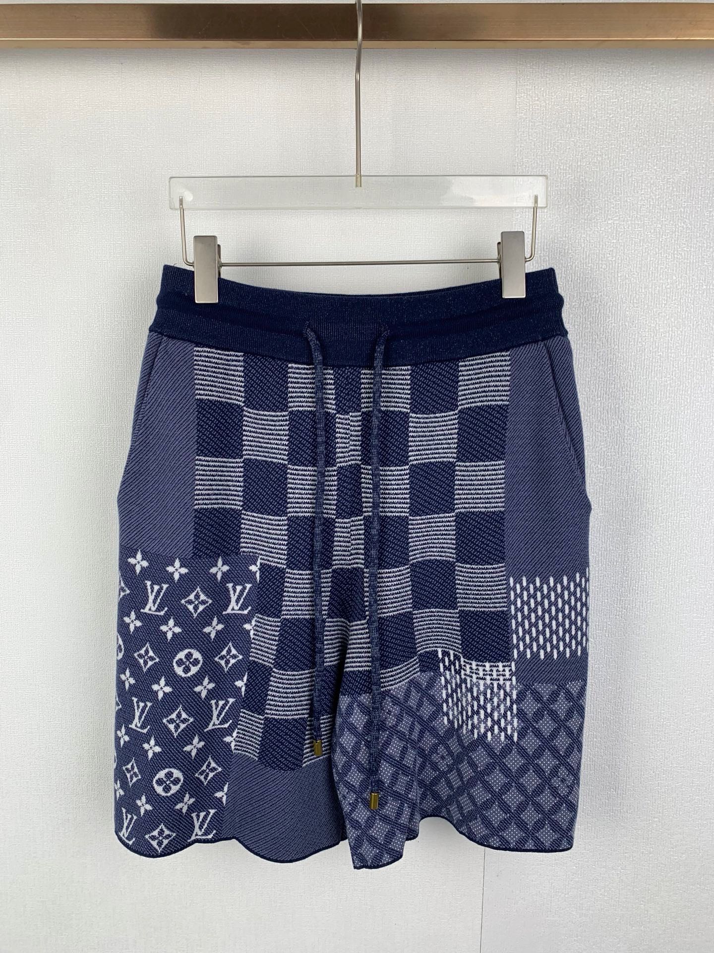 P190 LOUIS VUITTON 路易 LV 棋盘格提花logo休闲针织短裤 26新款棉质抽绳短裤出自 2026 秋冬系列，以繁复嵌花拼接工艺融汇 Damier 和 Monogram 图案，在柔和色调中追溯路易威登典藏元素的灵感启发。…