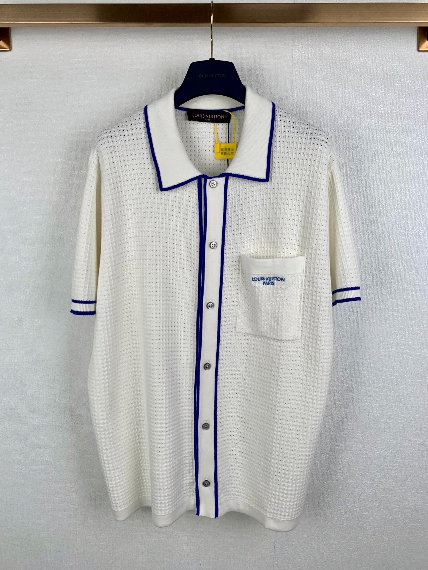P190 LOUIS VUITTON 路易 LV Jersey de punto de manga corta y camisa con bordado de bolsillo y contraste de color, TALLAS: …