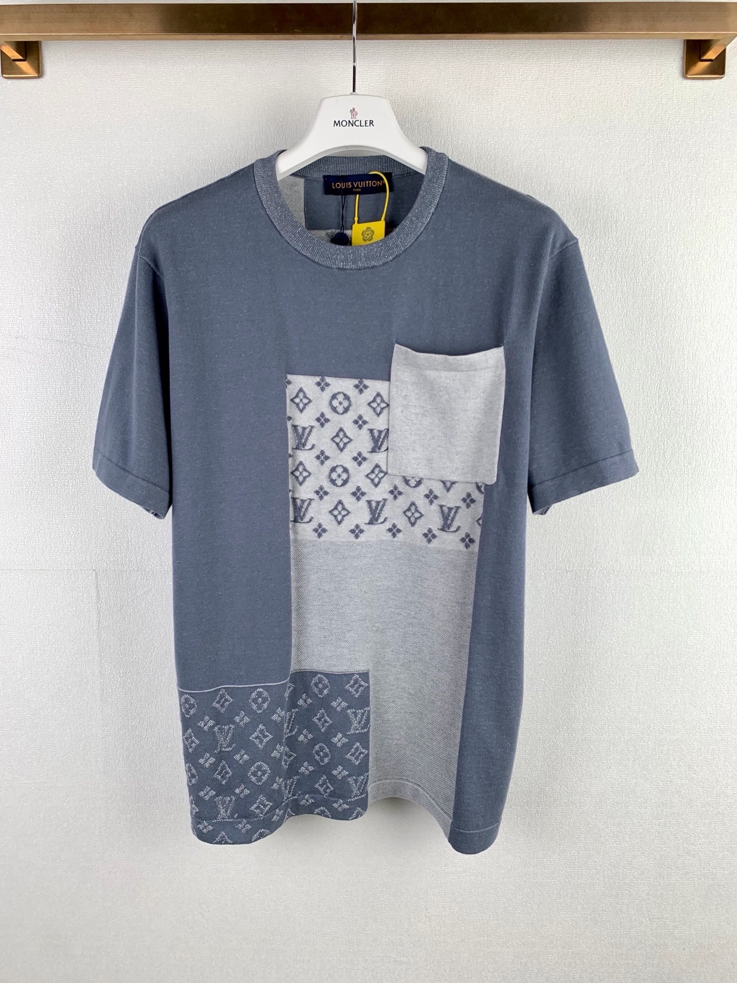 P190 LOUIS VUITTON 路易 Lv Jersey de punto de manga corta con logo monograma jacquard y patchwork de pudín, tallas: S M L…