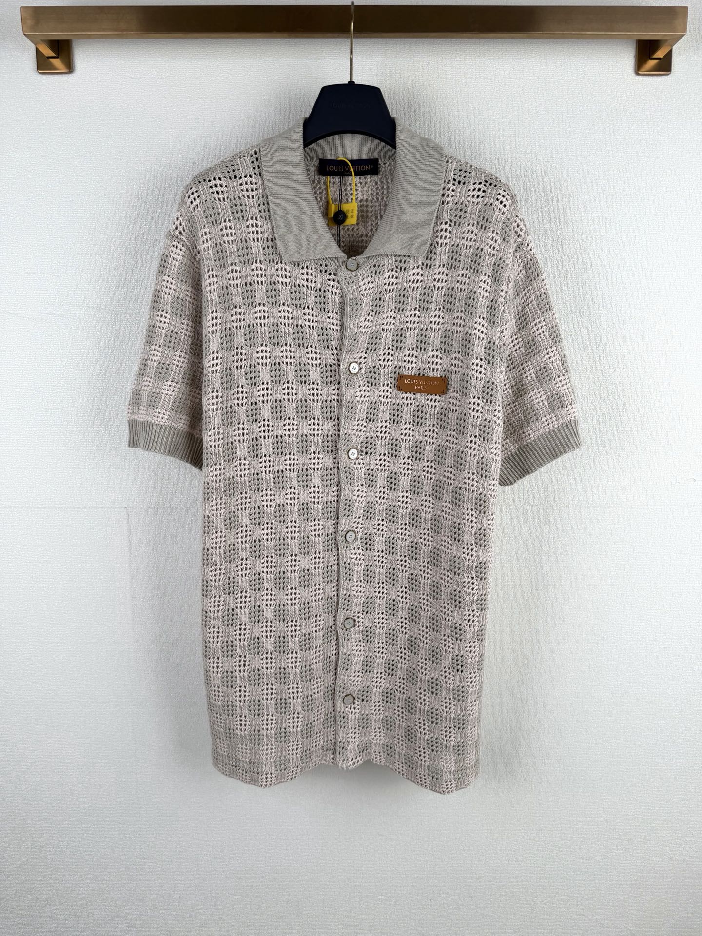P200 LOUIS VUITTON Camisa de manga corta de punto con malla y etiqueta de cuero. TALLA: S M L XL