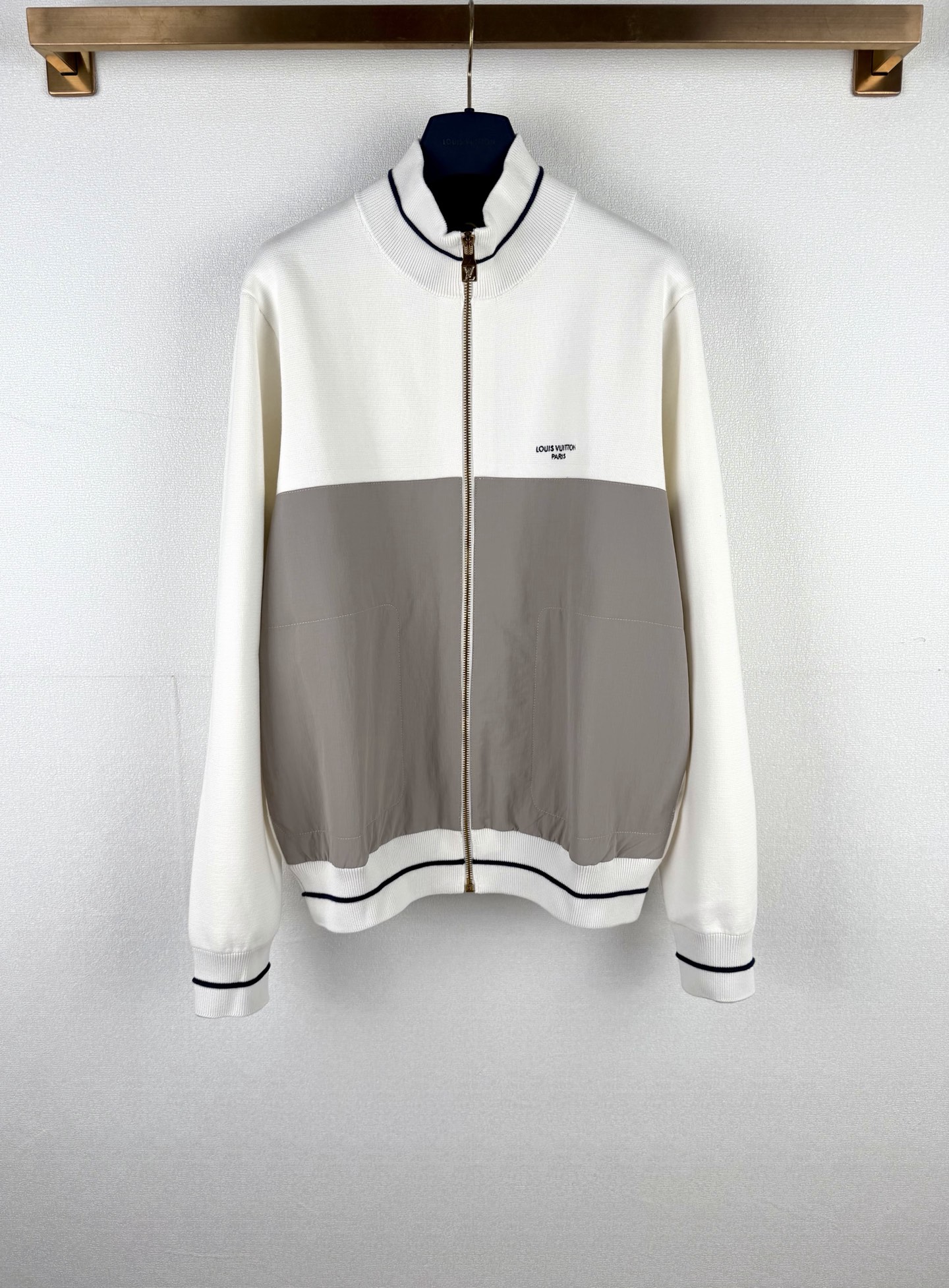 P300 LOUIS VUITTON Chaqueta de punto con cuello alto y paneles de contraste. TALLA: S M L XL