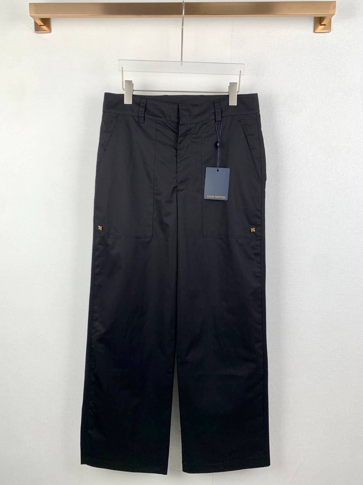 P260 LOUIS VUITTON Pantalones casuales de pata ancha con logotipo en relieve. Estos pantalones versátiles añaden estilo…