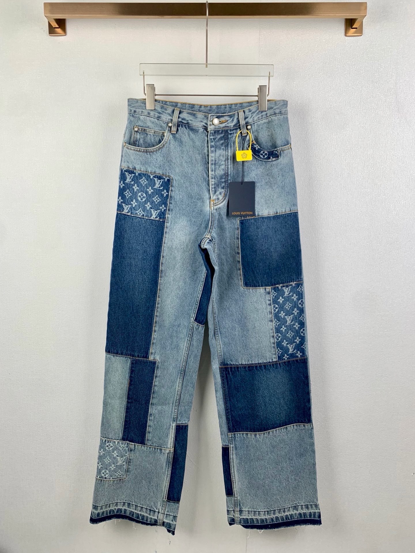 P350 LOUIS VUITTON Vaqueros con parches y logotipo clásico. Estos vaqueros de verano están confeccionados con detalles …