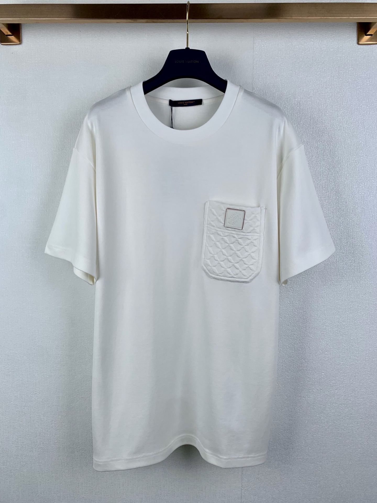 P165 LOUIS VUITTON Camiseta de manga corta con bolsillo y jacquard tridimensional. Esta camiseta de bolsillo con jacqua…
