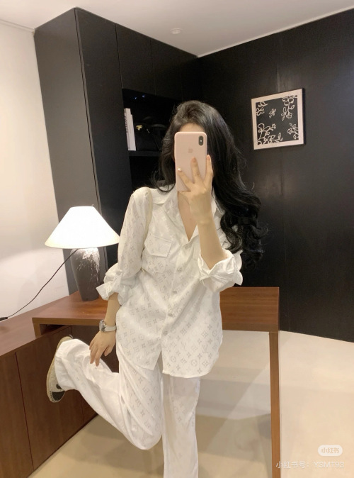 Louis Vuitton 2025 White Monogram Pajama Set, Long Sleeve, Elegant and Comfortable 1 Louis Vuitton 2025 White Monogram Pajama Set, Long Sleeve, Elegant and Comfortable