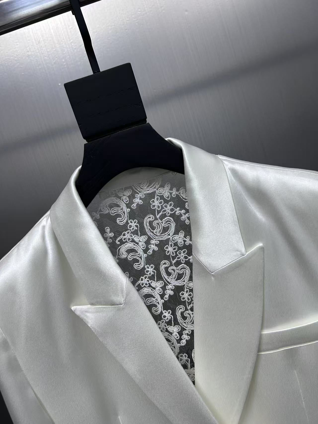 Yves Saint Laurent White Lace-Back Blazer - Pearl Luster, Stunning Design 4 i1745468149488 6747 0 2