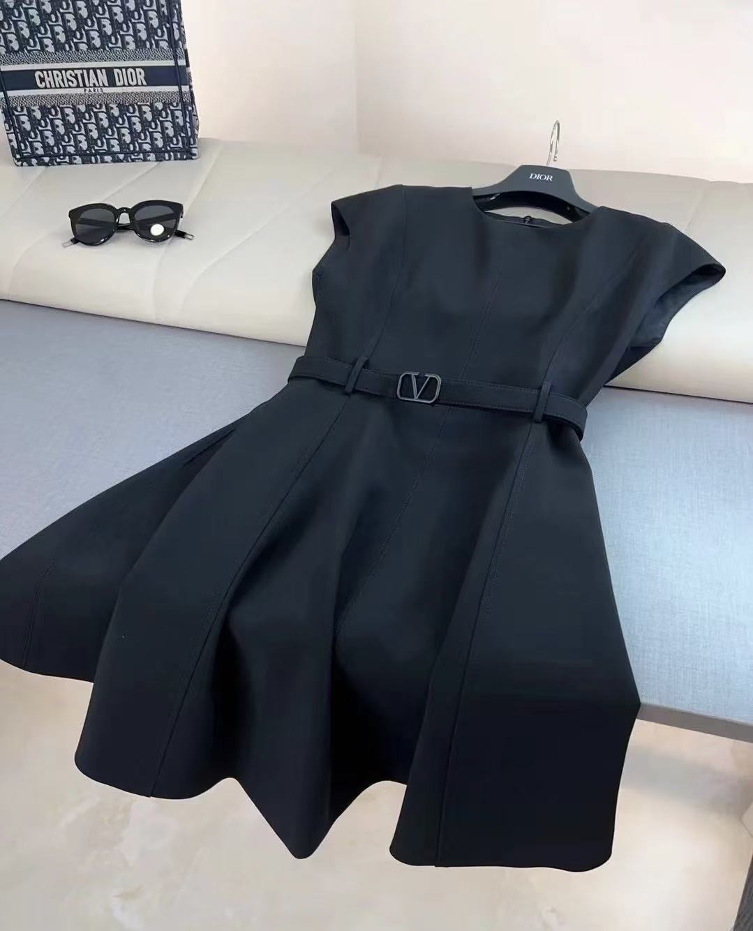 Valentino Elegant Black Dress - Perfect for Work or an Evening Out 5 i1749441211860 3998 0 4
