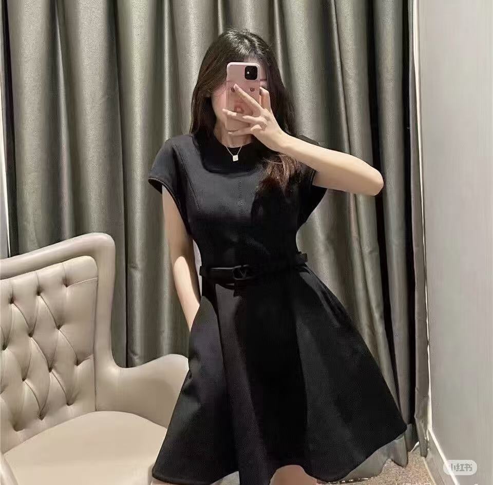 Valentino Elegant Black Dress - Perfect for Work or an Evening Out 4 i1749441211860 7359 0 3